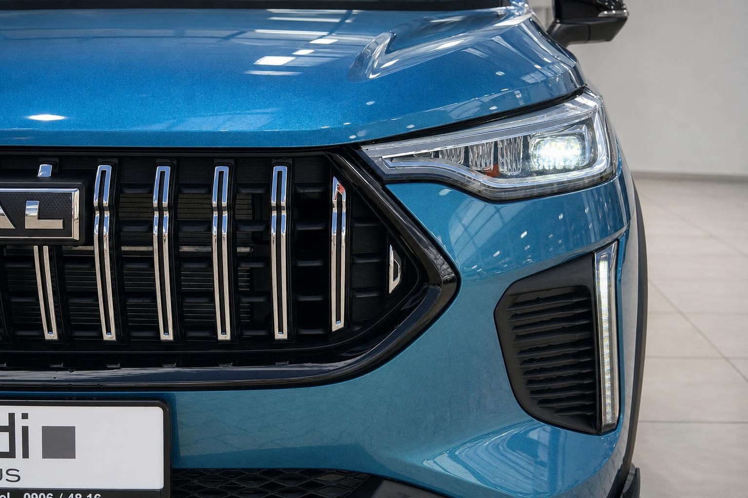 Haval SUV in Blau: Frontpartie mit LED-Scheinwerfer und Kuehlergrill im Detail