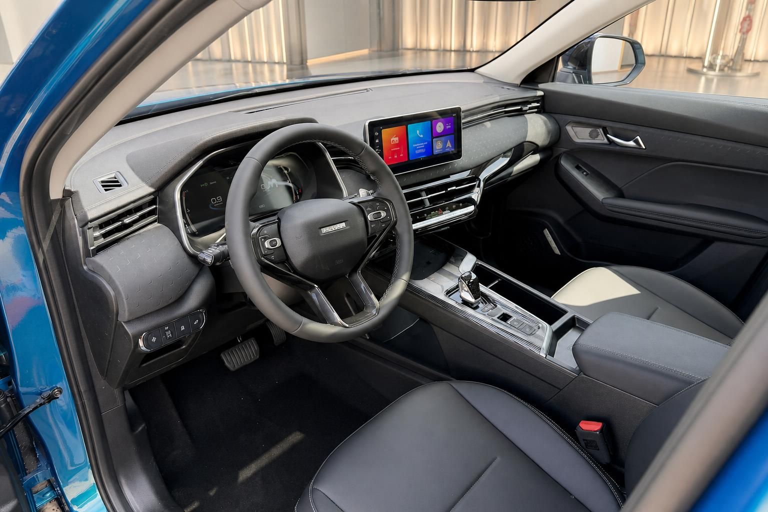 Innenraum Haval SUV: Blick auf Armaturenbrett, Lenkrad und Vordersitze