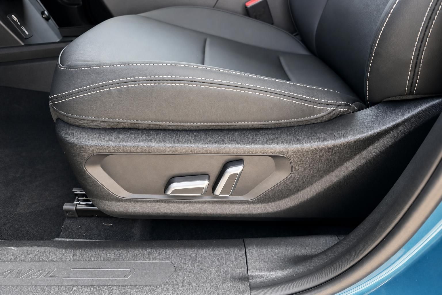 Detailansicht Sitzverstellung im Haval SUV mit Ledersitz und Kontrastnaht