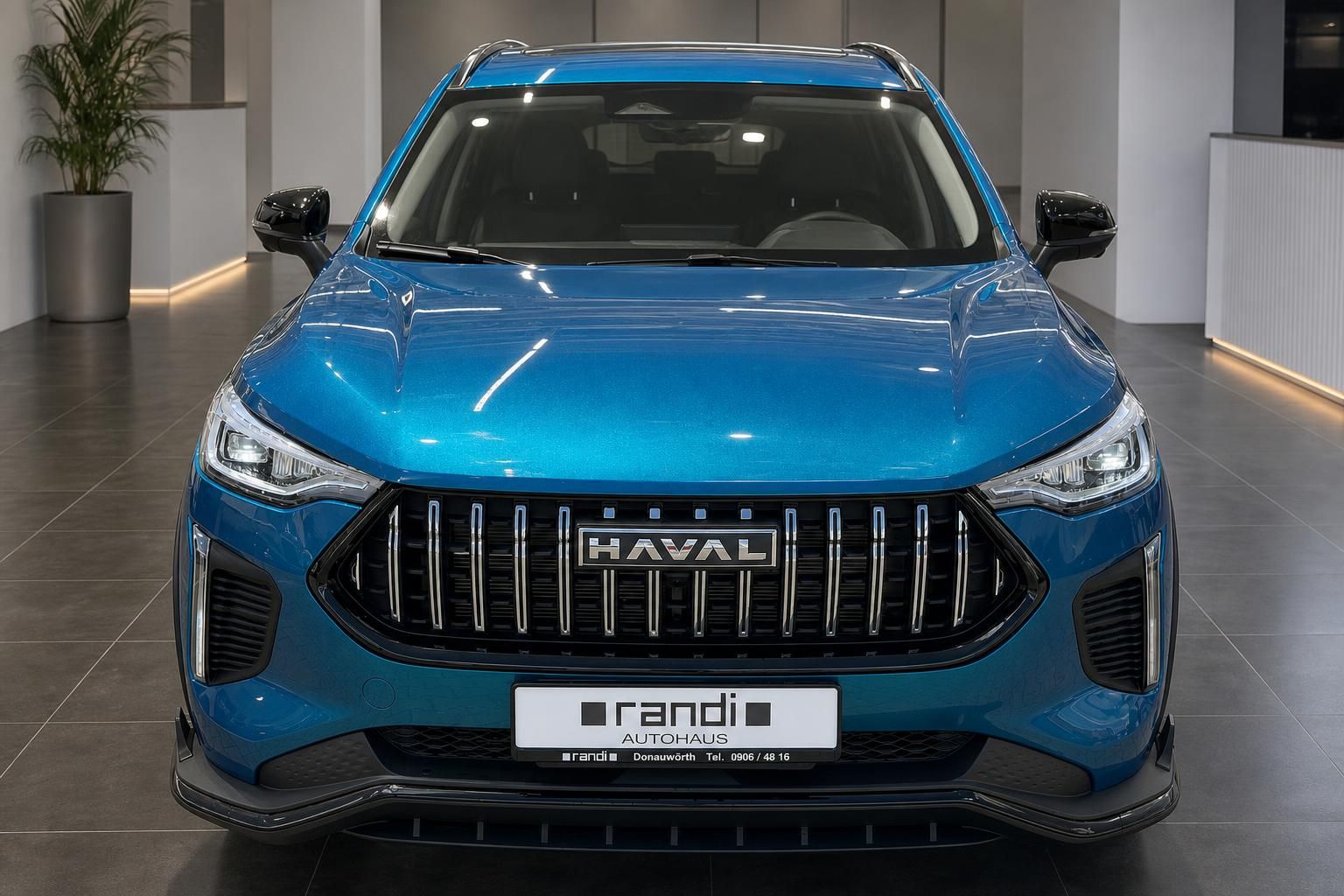 Haval SUV blau direkte Frontansicht mit Kühlergrill Logo