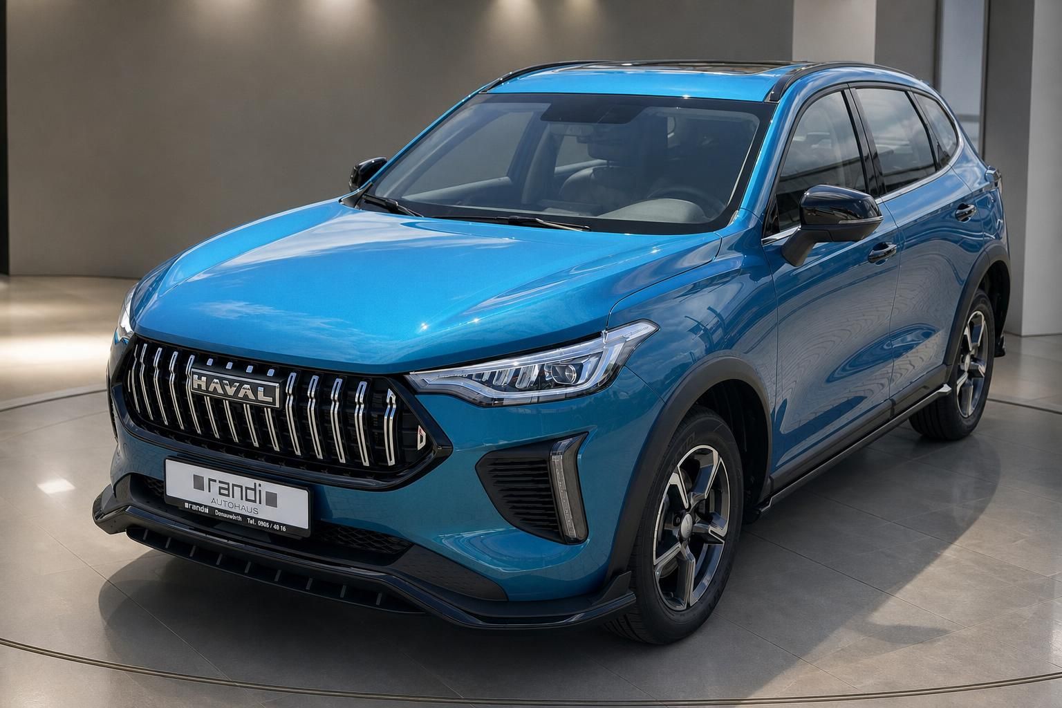 Blauer Haval SUV Frontansicht im Showroom des Autohauses