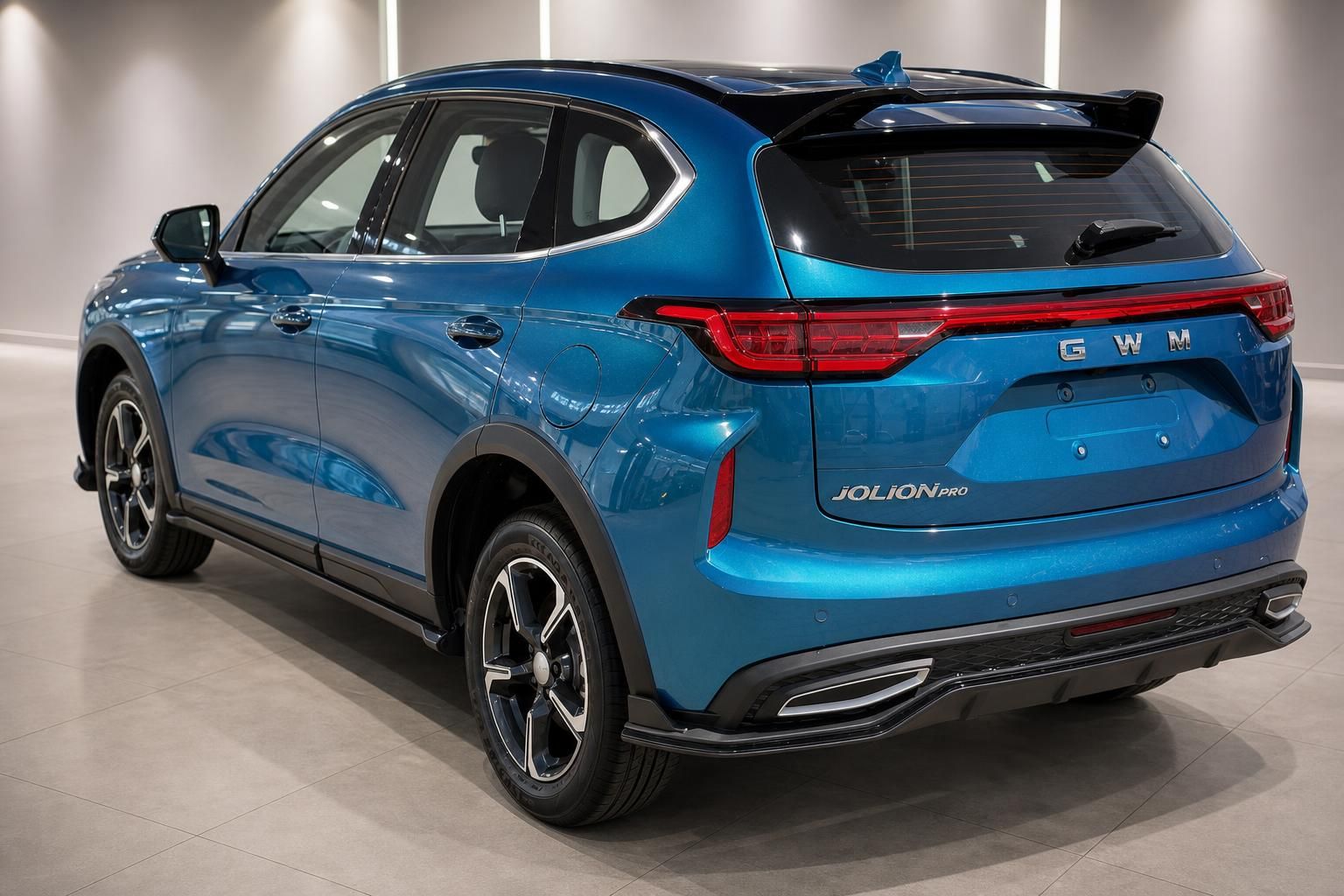 GWM Jolion Pro in Blau, Heckansicht schräg im Autohaus