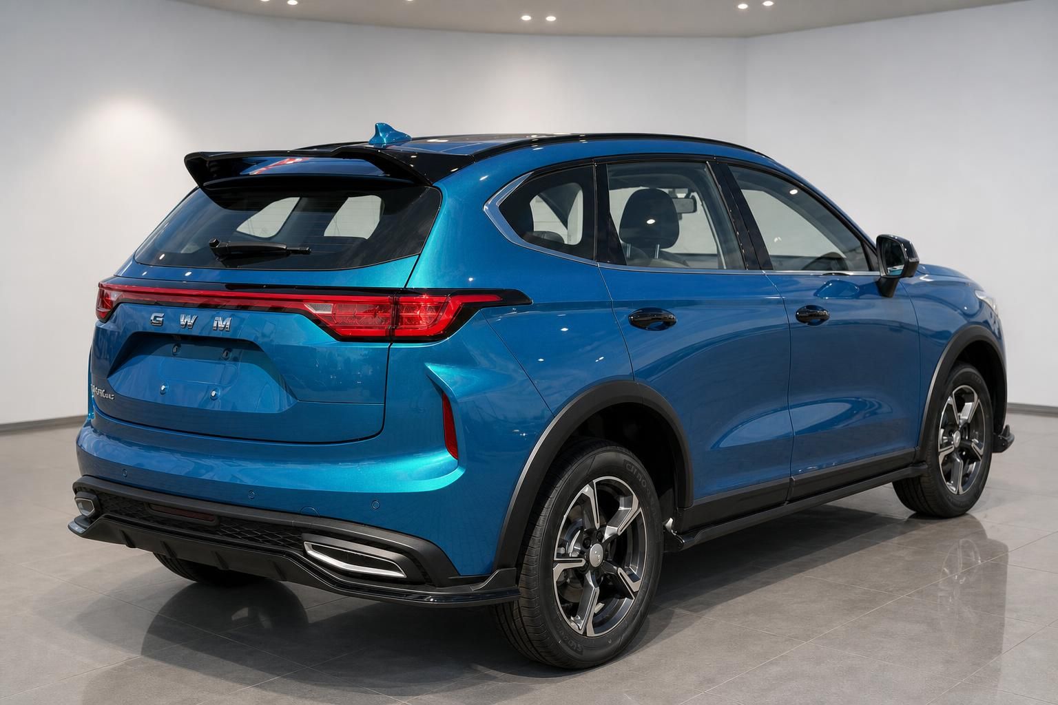 GWM Jolion Pro Blau, Heck-Seitenansicht im Showroom