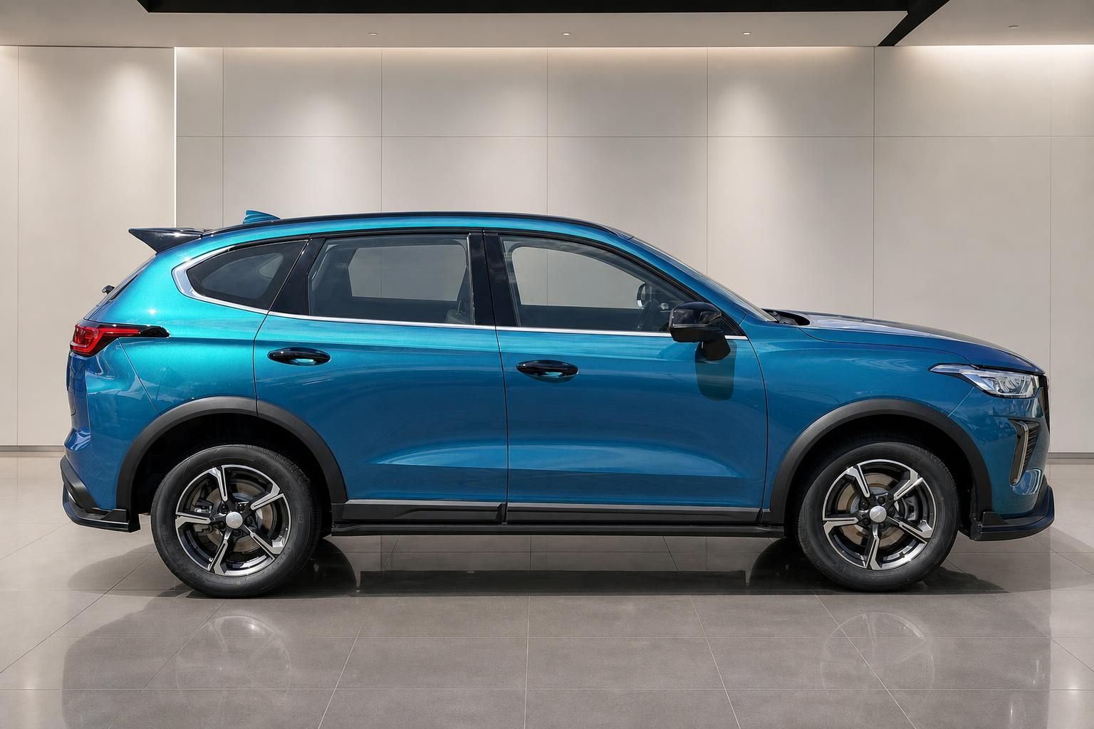 GWM SUV in Blau, Seitenansicht in modernem Showroom