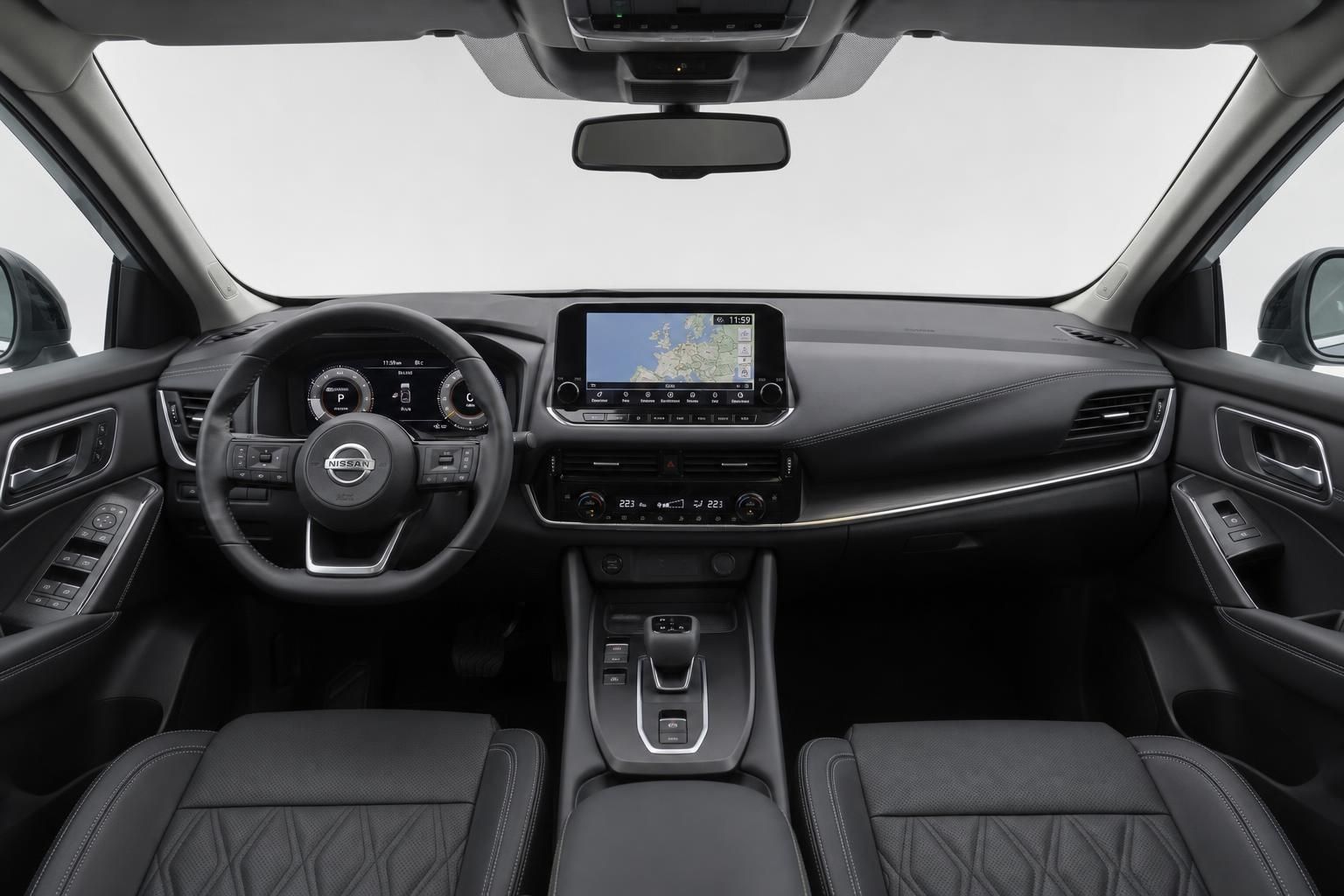Nissan Cockpit mit Lenkrad, Navigationssystem und Sitzen im Detail