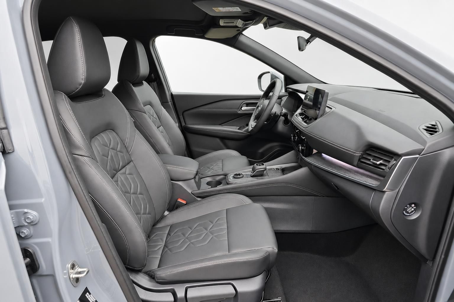 Nissan Innenraum mit schwarzen Ledersitzen und Cockpit, Blick durch Fahrertuer