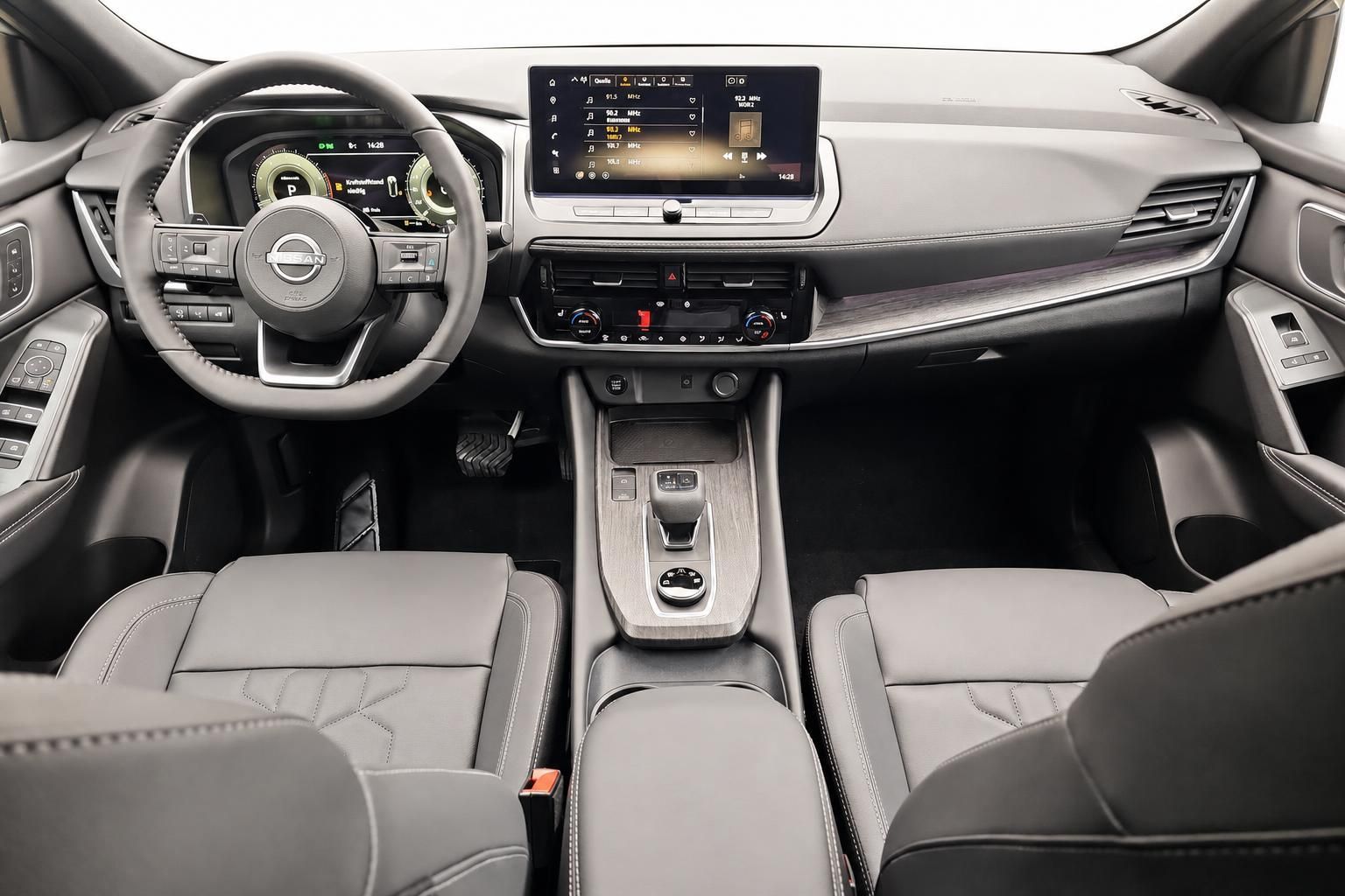 Nissan Innenraum mit Lenkrad, Touchscreen und Mittelkonsole im Detail