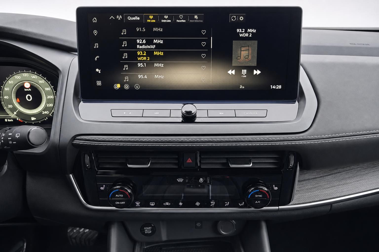Nissan Mittelkonsole mit Touchscreen, Radio und Klimabedienung im Detail