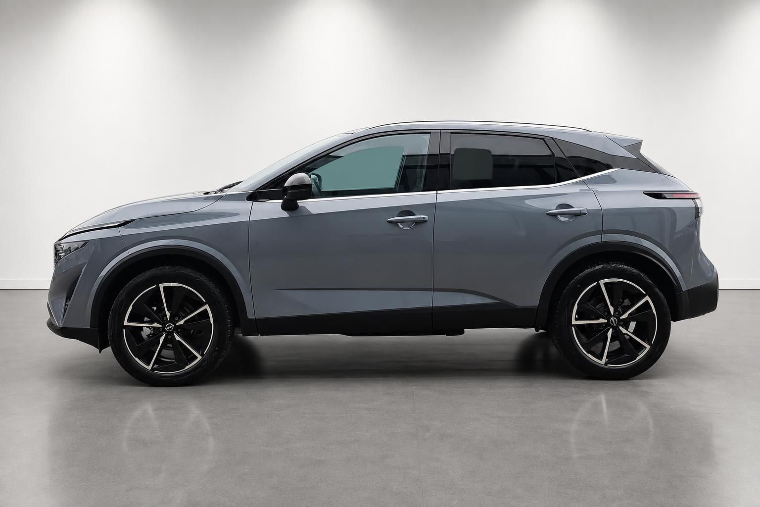 Nissan Qashqai grau Seitenansicht im Studio