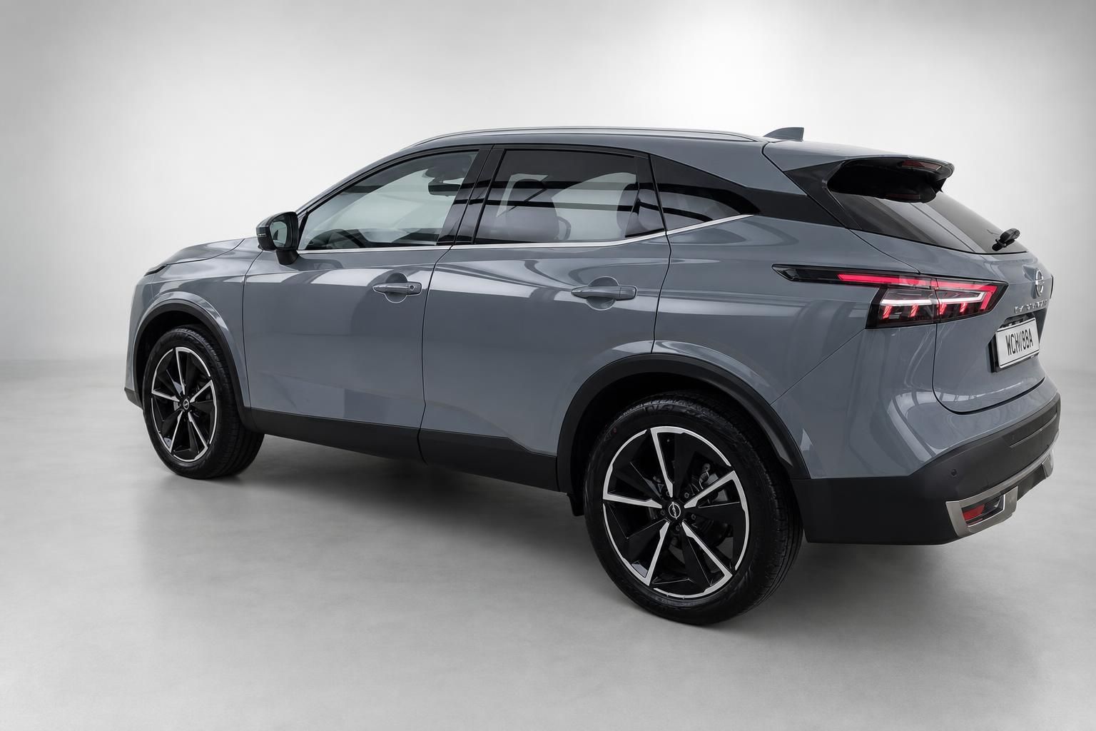 Nissan Qashqai grau Heckansicht seitlich im Studio