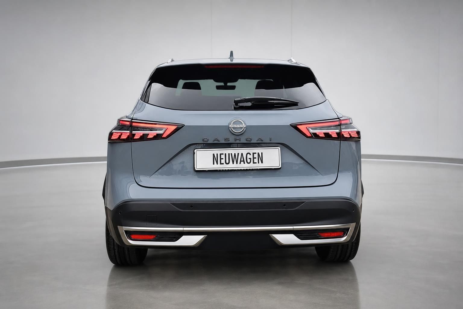 Nissan Qashqai in Grau, Heckansicht im Studio
