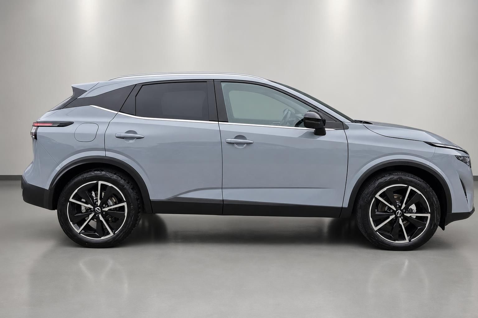 Nissan Qashqai Grau, Seitenansicht mit Alufelgen