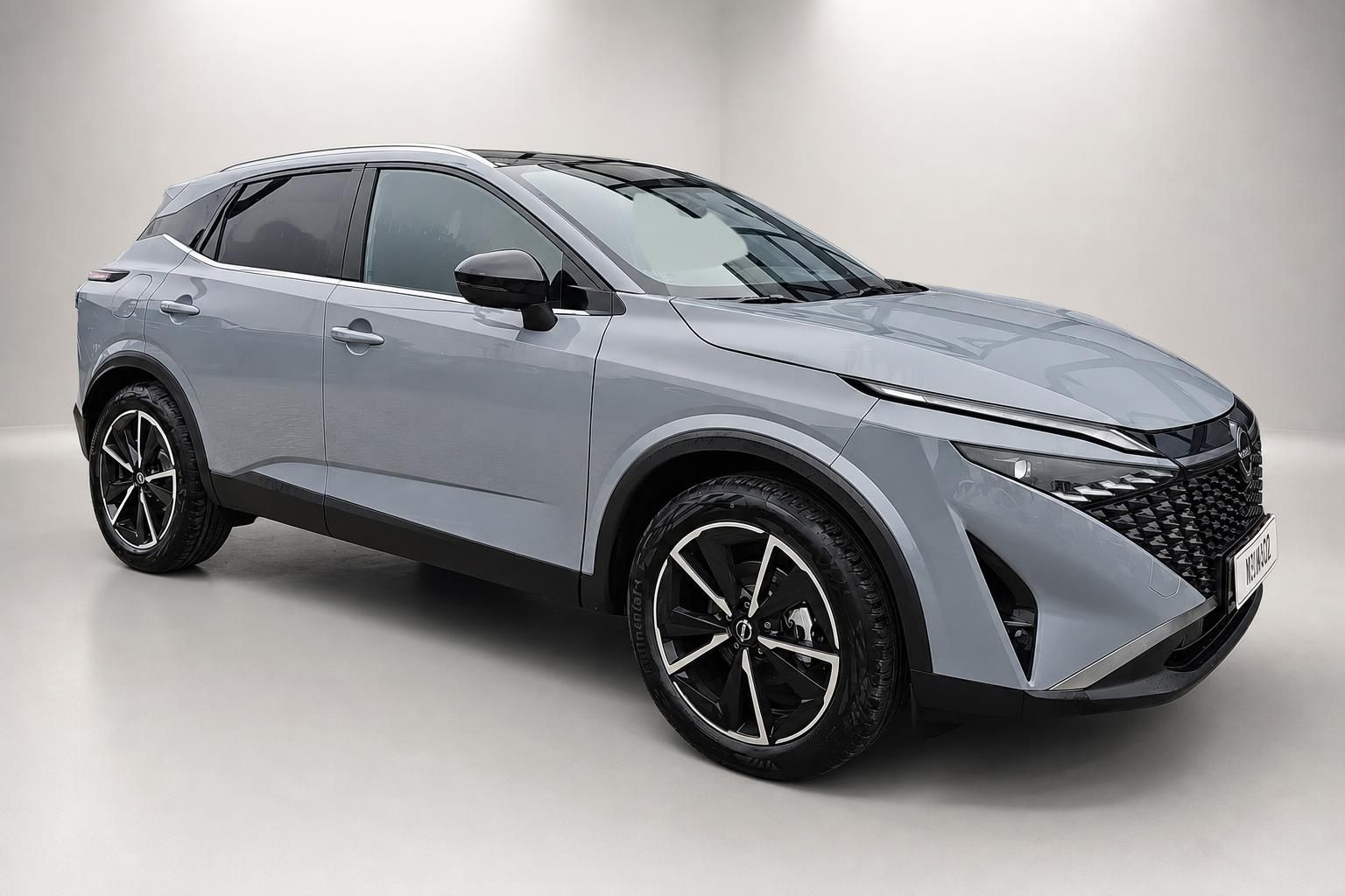 Nissan Qashqai Grau, Frontansicht schraeg im Studio