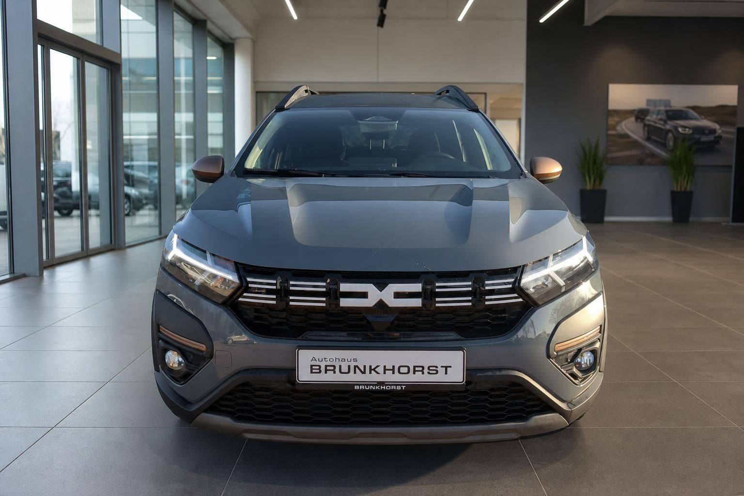 Dacia Jogger grau - Frontansicht mit markanter Kühlergrille im Autohaus
