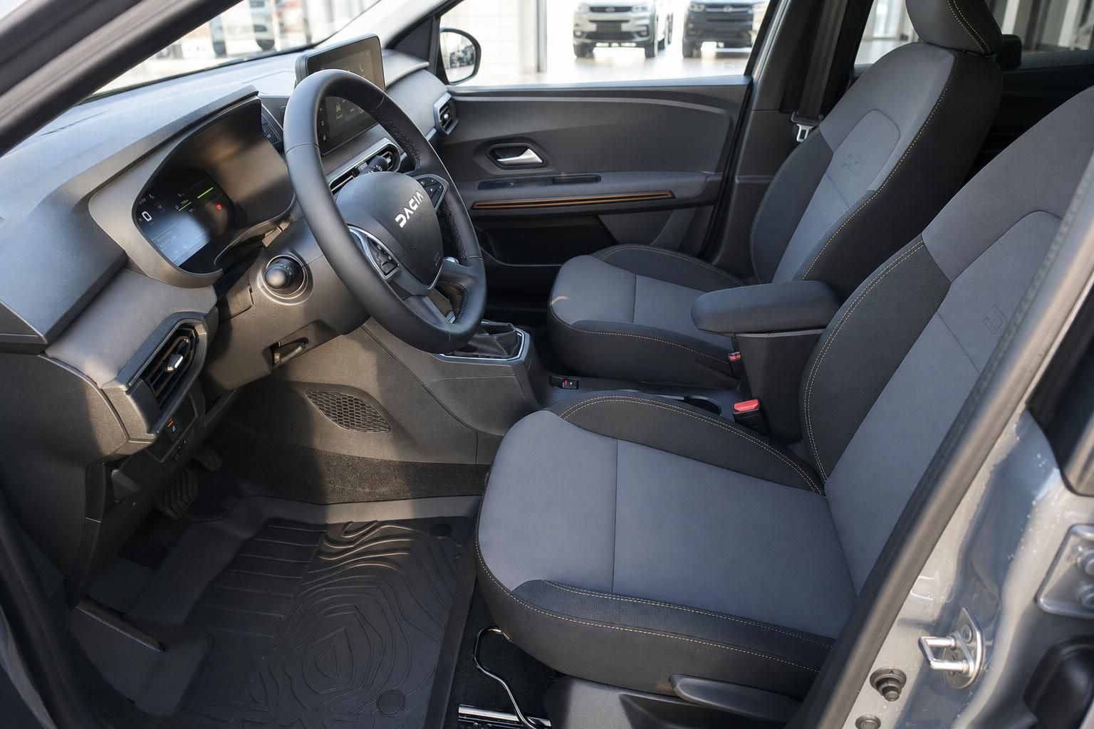 Cockpit und Fahrersitz mit Lenkrad und Mittelkonsole im Fahrzeuginnenraum