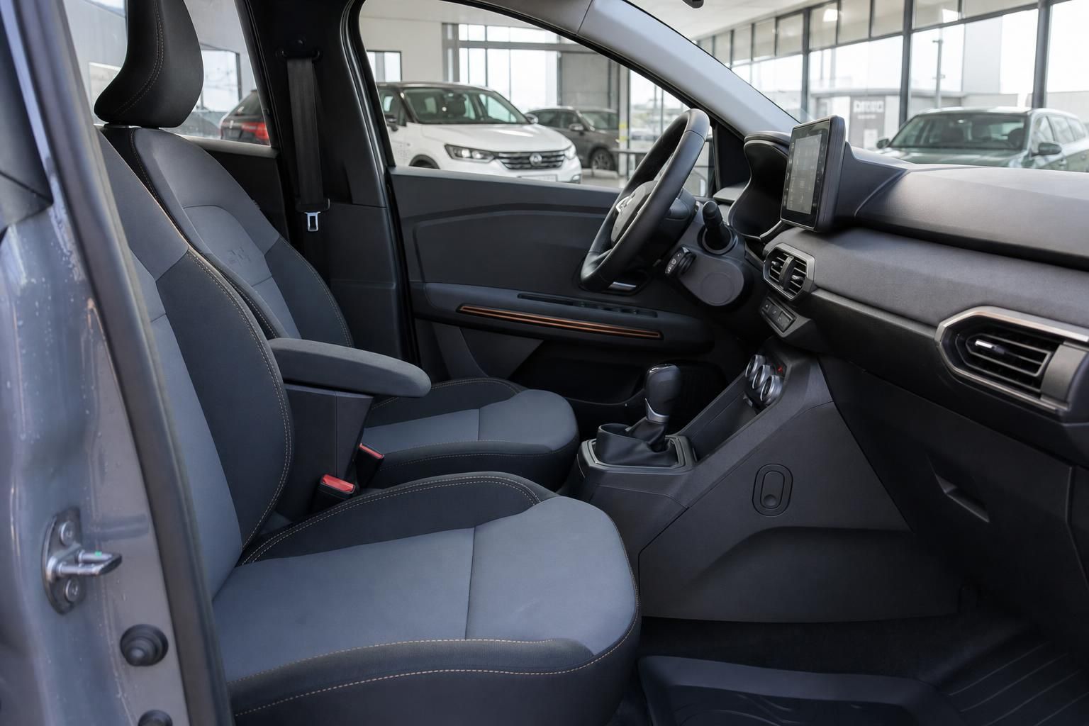 Fahrzeug Innenraum mit grauen Sitzen und Armaturenbrett in Autohaus