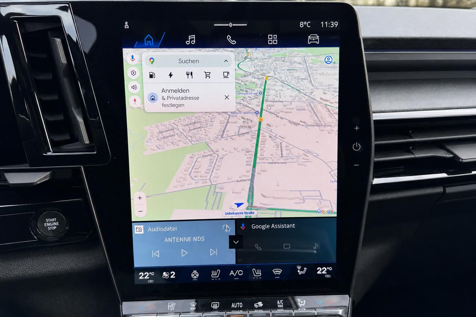 Infotainment-System mit Touchscreen und Navigation im Fahrzeug-Cockpit