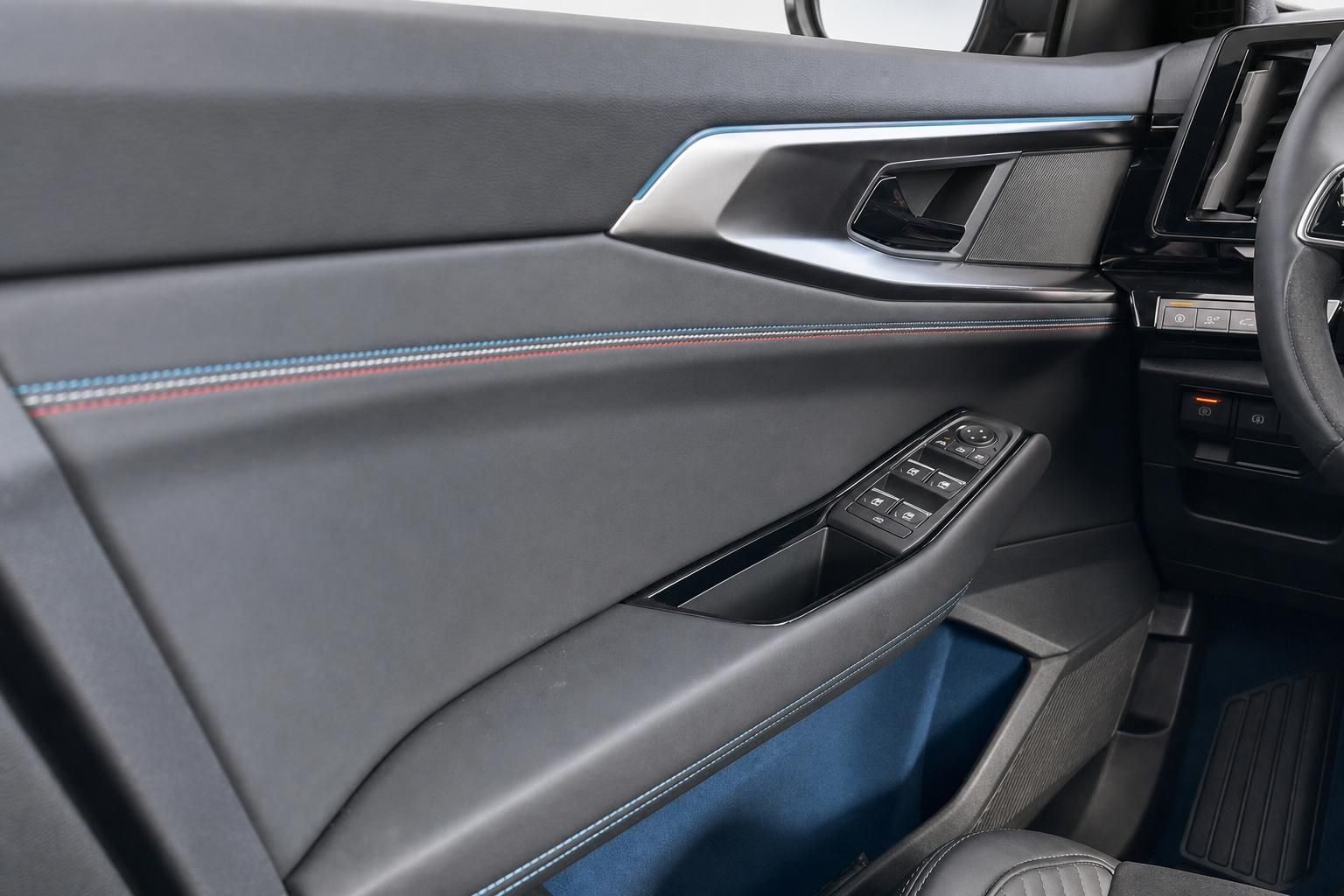 Türverkleidung Fahrzeug mit Fensterheberschaltern und blauen Designakzenten