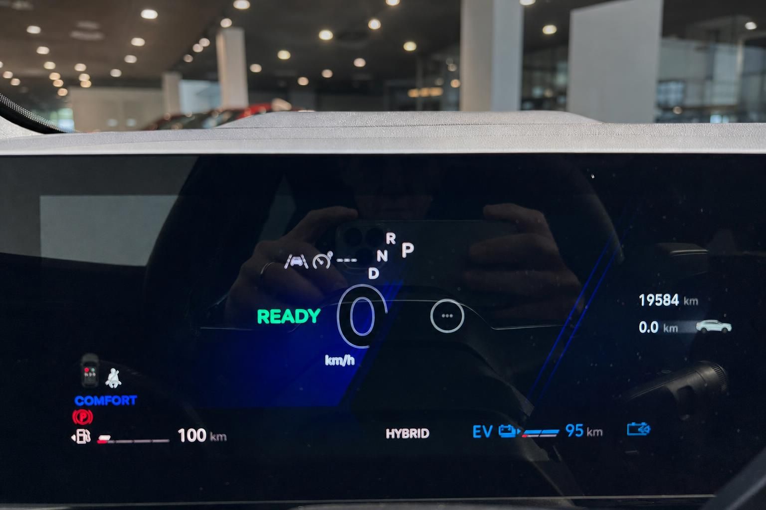 Modernes Fahrzeug Armaturenbrett mit digitalem Display und Hybrid-Antrieb Anzeige im Innenraum