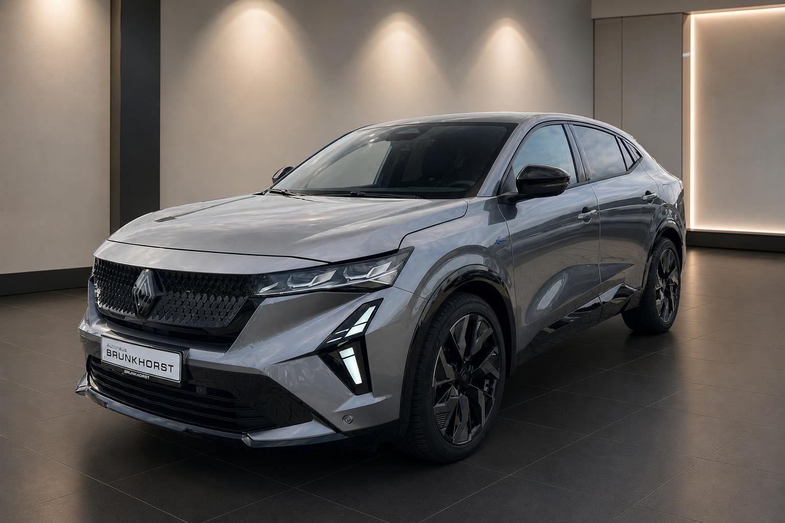 Renault Rafale SUV grau Seitenansicht im modernen Autohaus Showroom