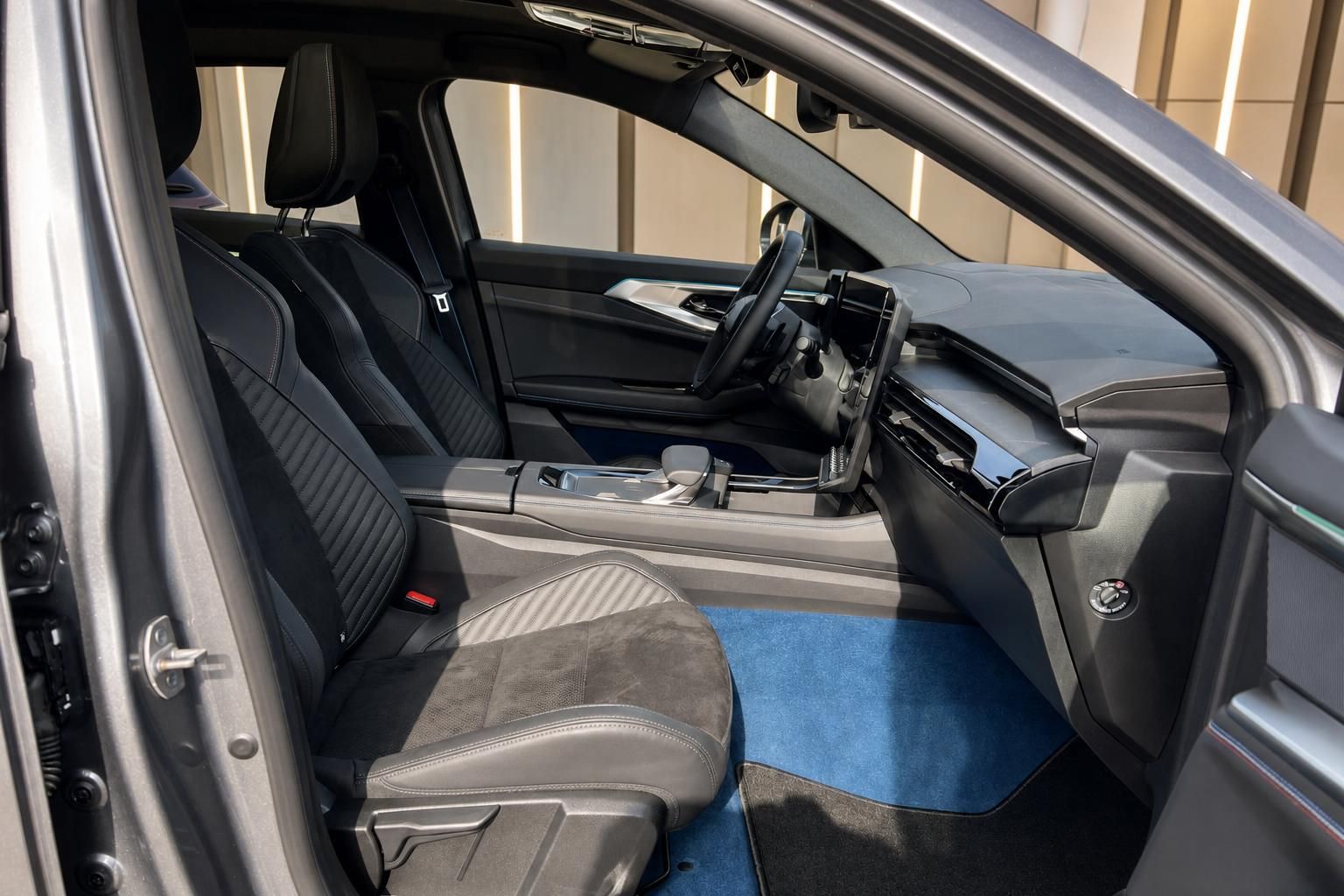Frontsitze Auto mit Lederausstattung und blauer Akzentfarbe im Innenraum
