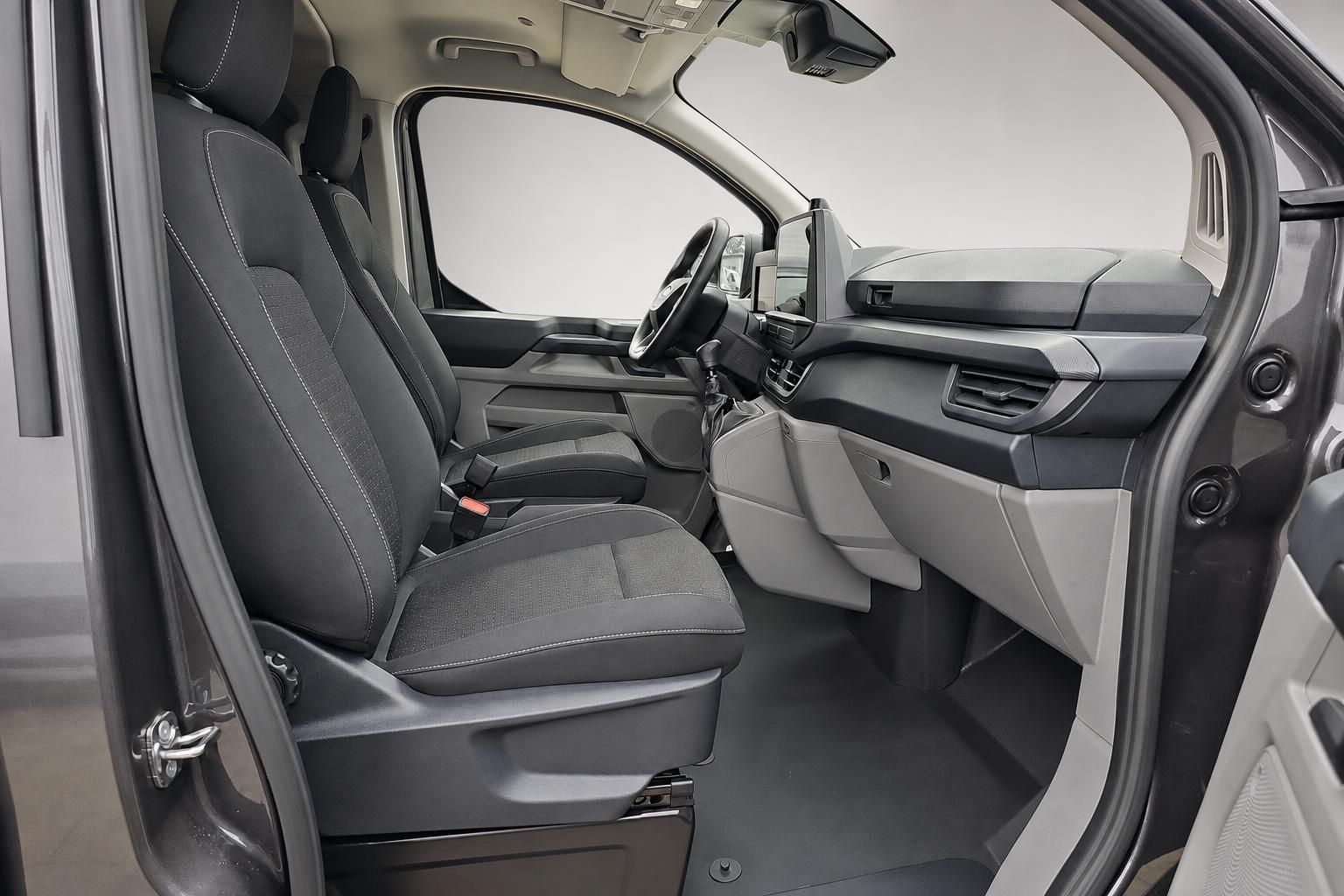 Ford Transit Custom Innenraum mit Vordersitzen und Armaturen