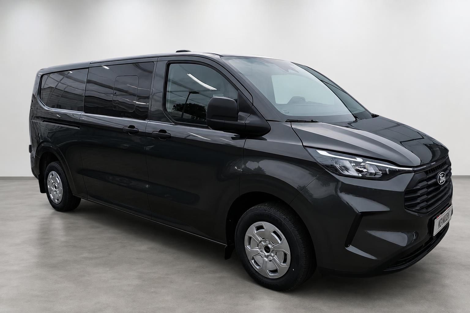 Ford Transit Custom in Schwarz, Frontansicht schräg im Studio