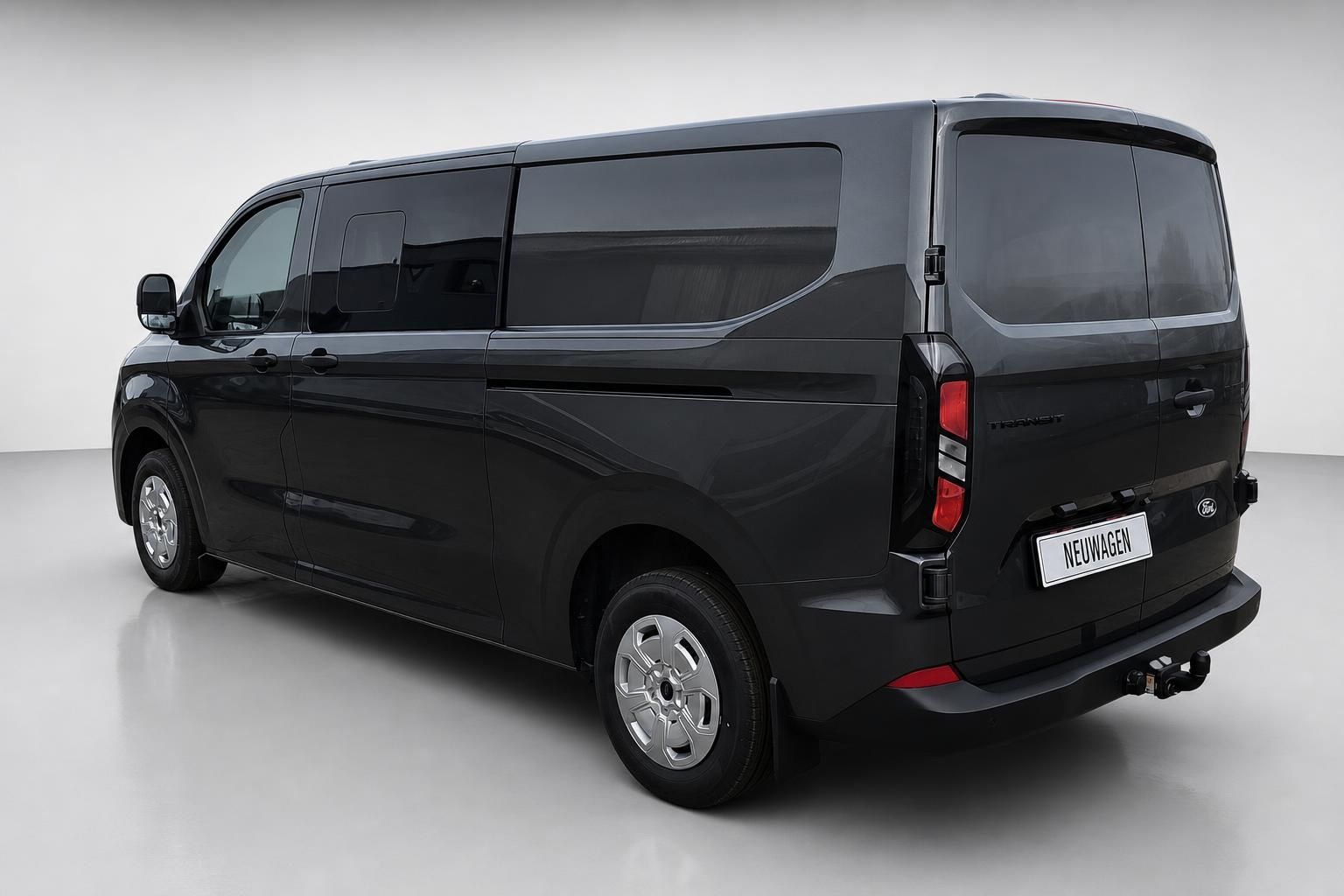 Ford Transit Custom Heckansicht schräg, schwarze Lackierung