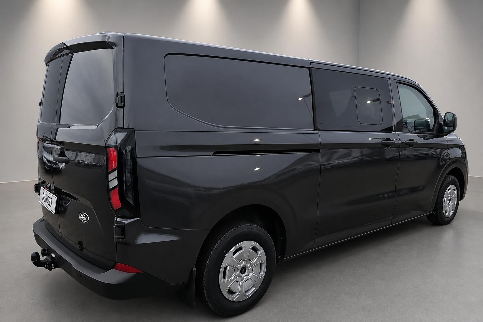 Ford Transit Custom schwarz, Seiten-Heckansicht mit Anhängerkupplung