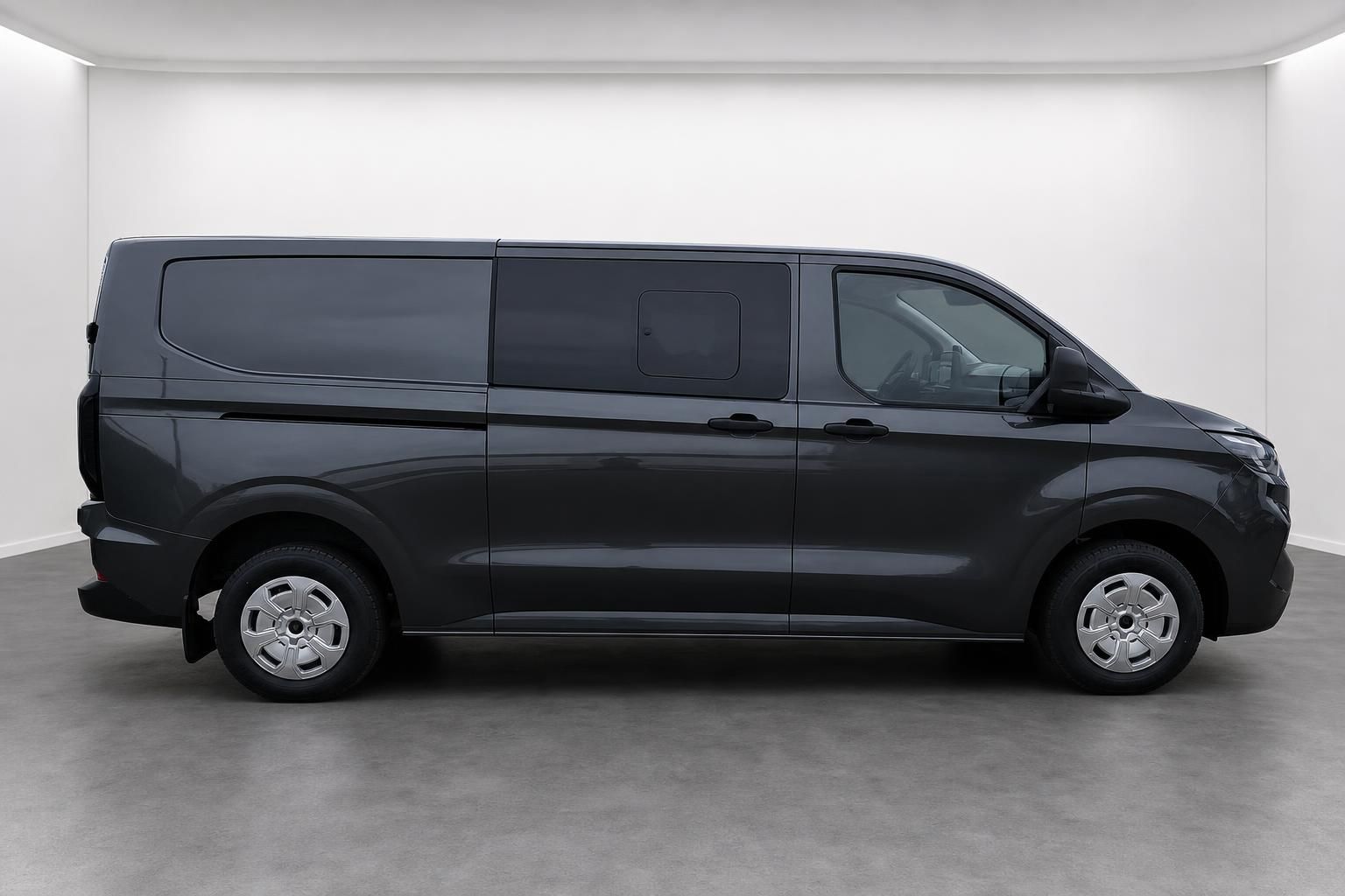 Ford Transit Custom schwarz, Seitenansicht im Fotostudio
