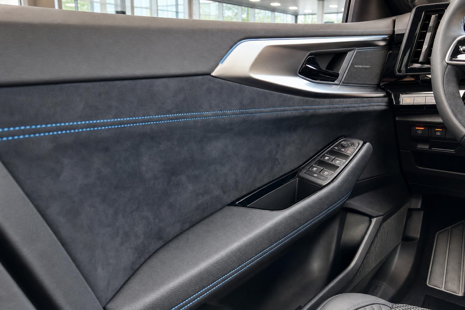 Tuerverkleidung mit Alcantara und blauer Kontrastnaht im Renault Interieur