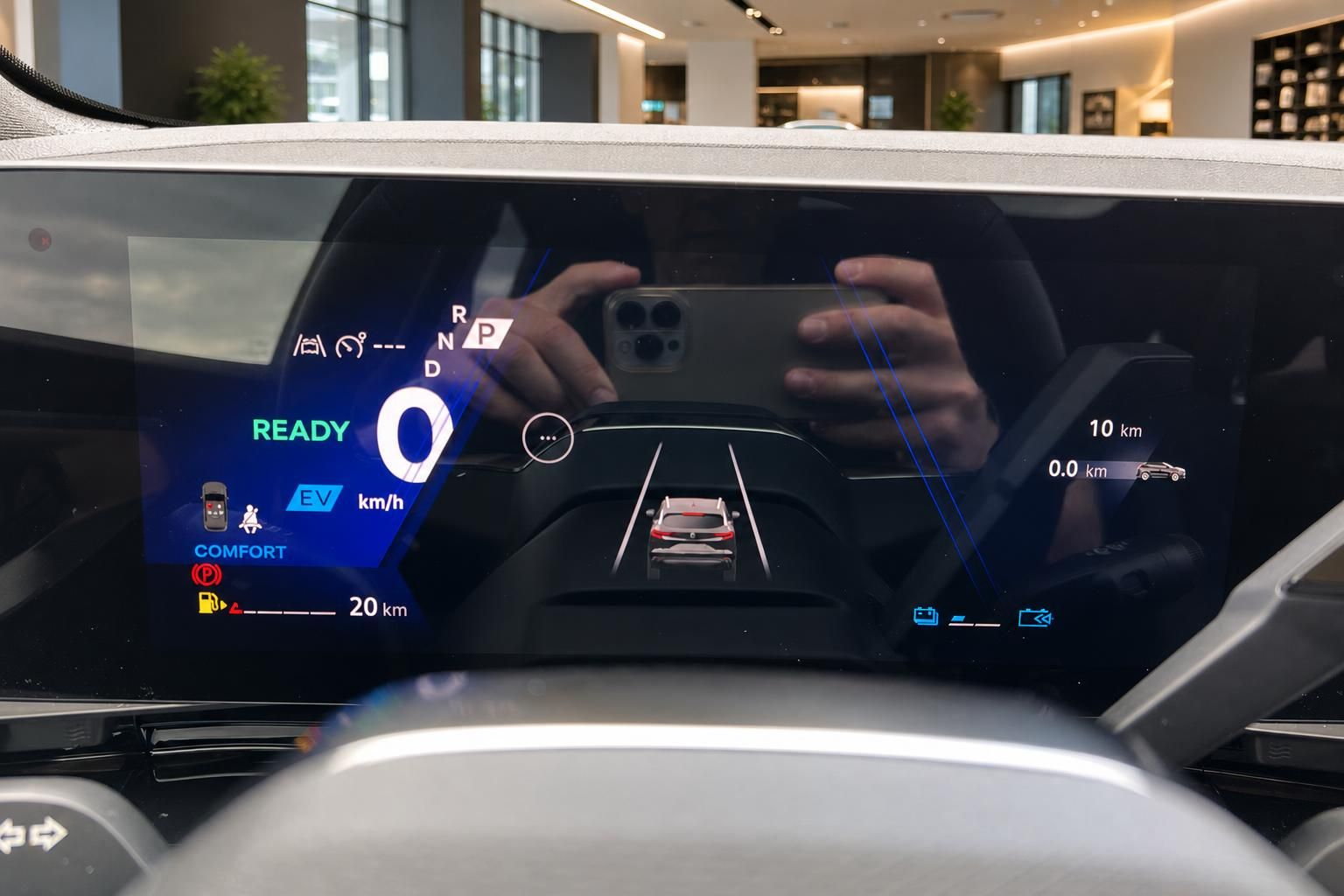 Digitales Kombiinstrument mit Fahrassistenz-Anzeige im Fahrzeuginnenraum