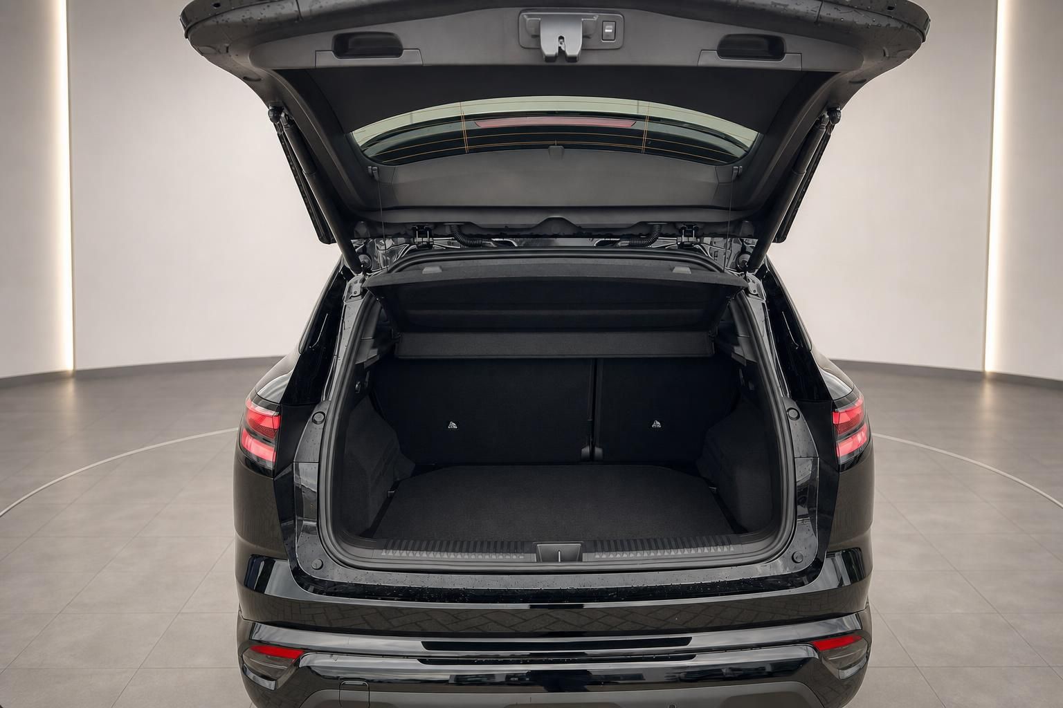 Geoeffneter Kofferraum eines schwarzen SUV mit grossem Ladevolumen