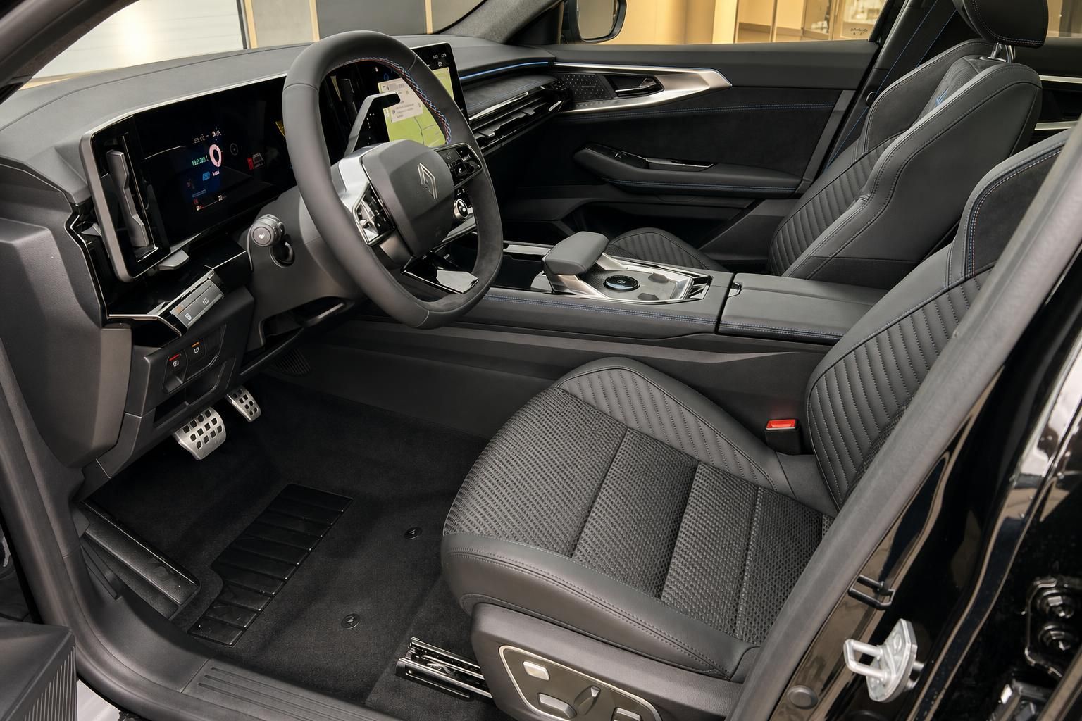 Renault Austral Innenraum mit Sportsitzen und Cockpit