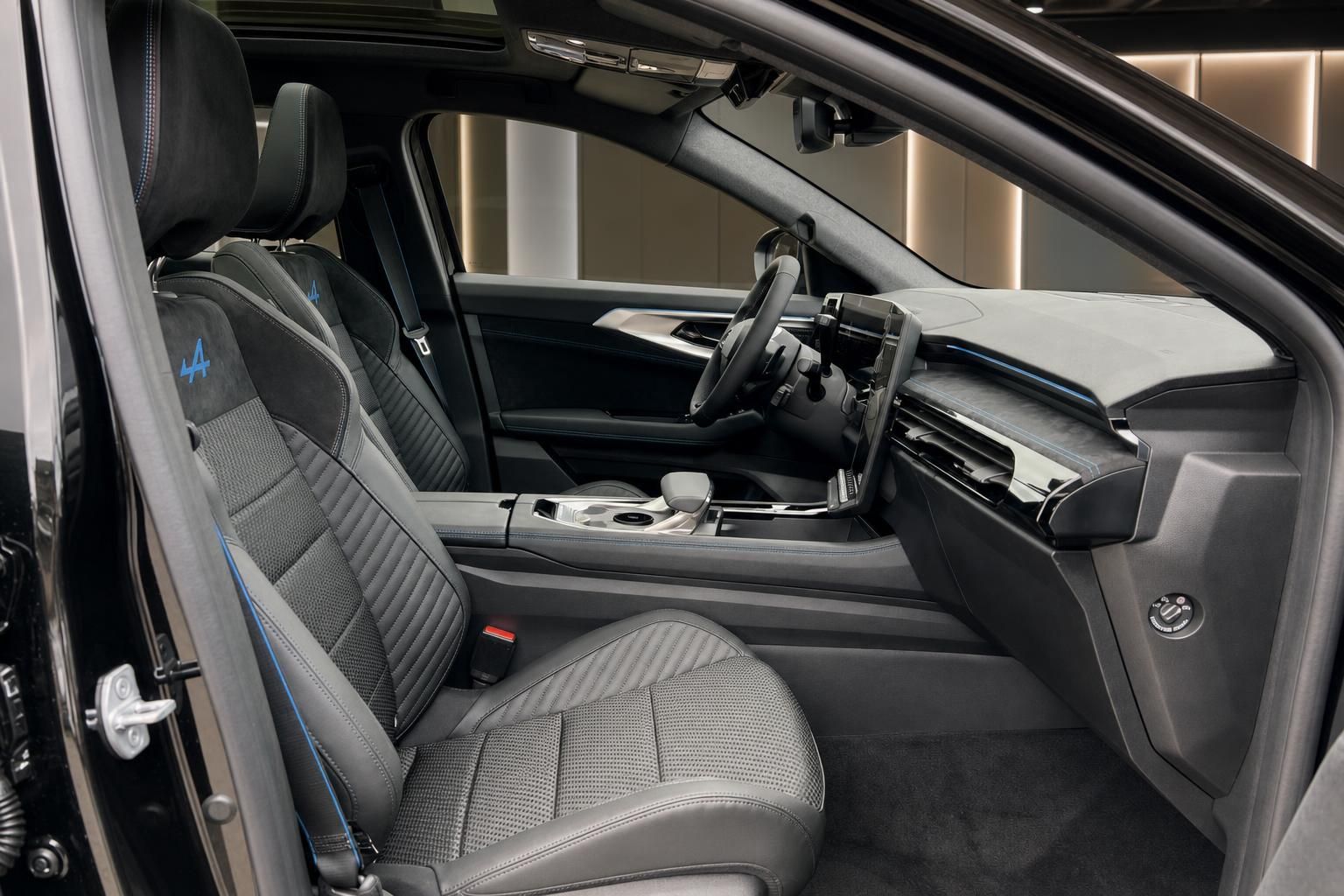 Renault Innenraum mit Vordersitzen in schwarzem Alcantara und blauer Ziernaht