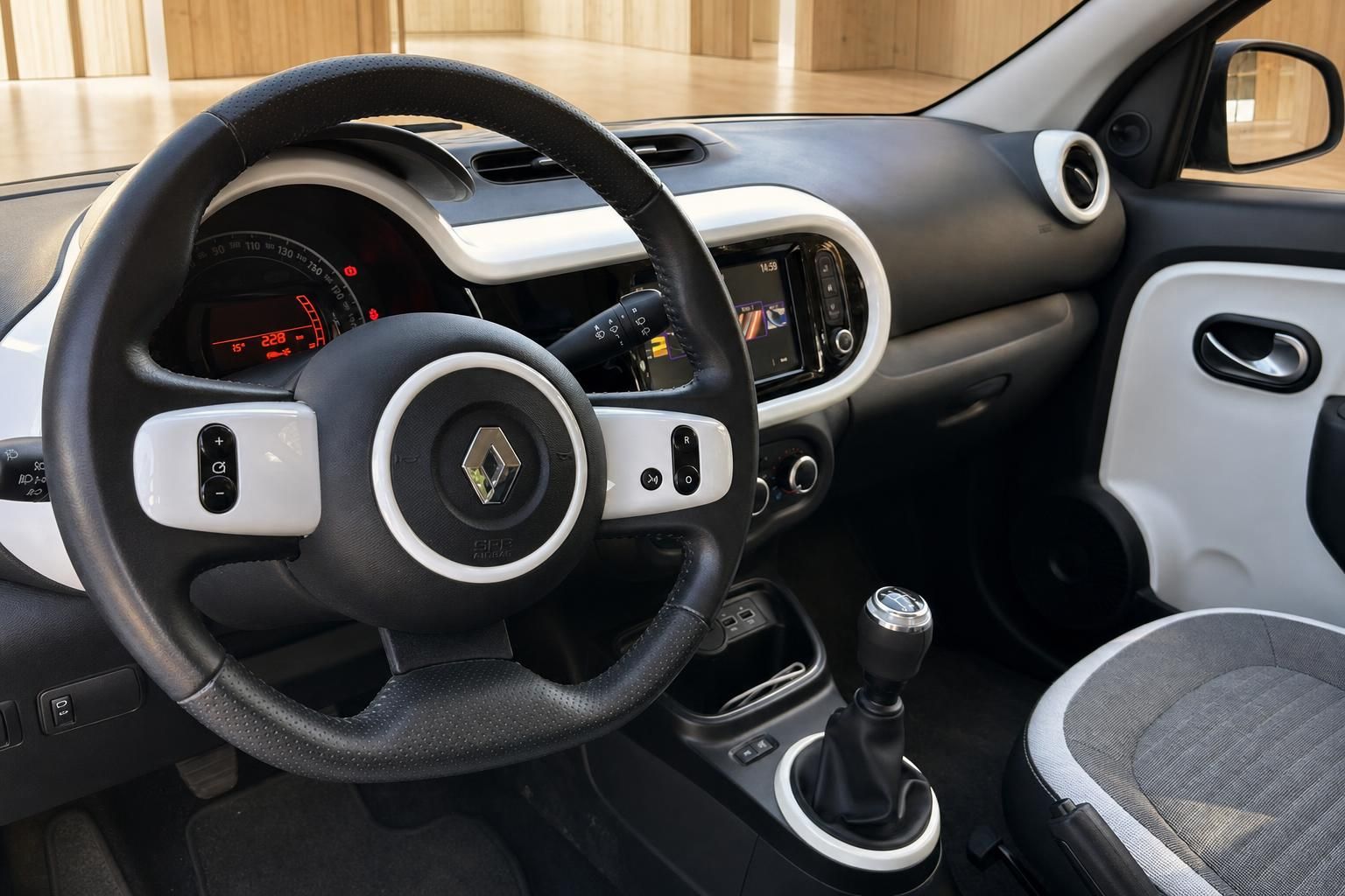 Renault Twingo Innenraum mit Lenkrad, Cockpit und Schaltgetriebe