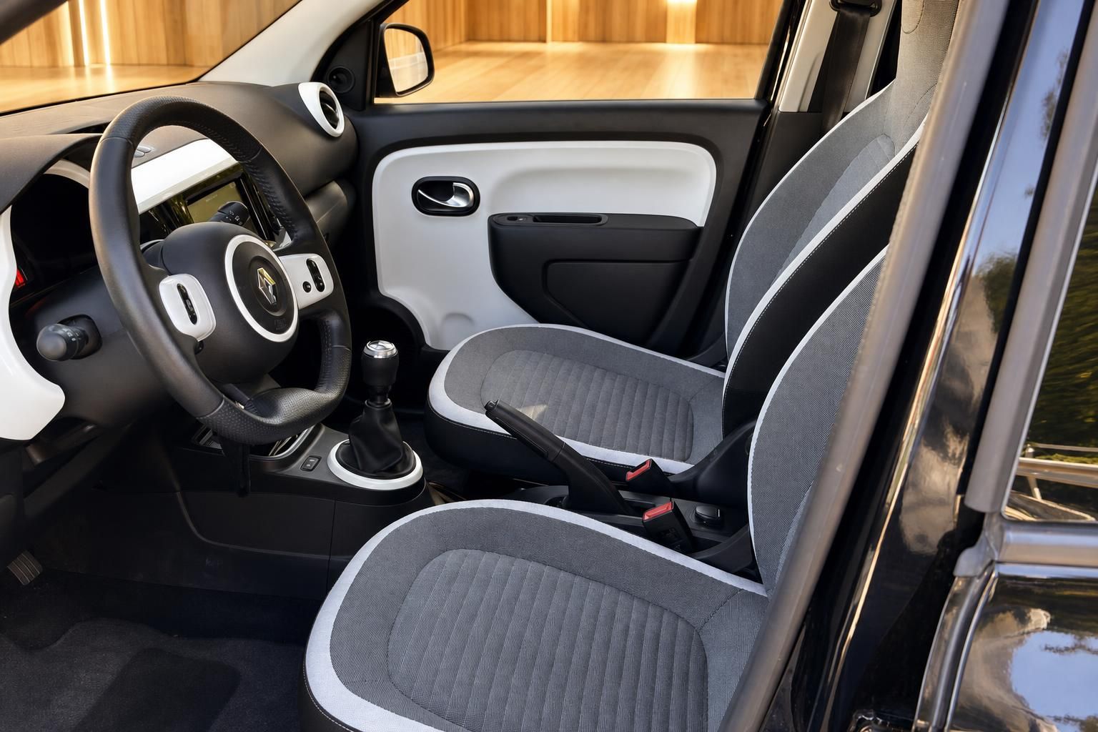 Renault Twingo Innenraum – Fahrersitz, Beifahrersitz und Lenkrad mit Schaltgetriebe