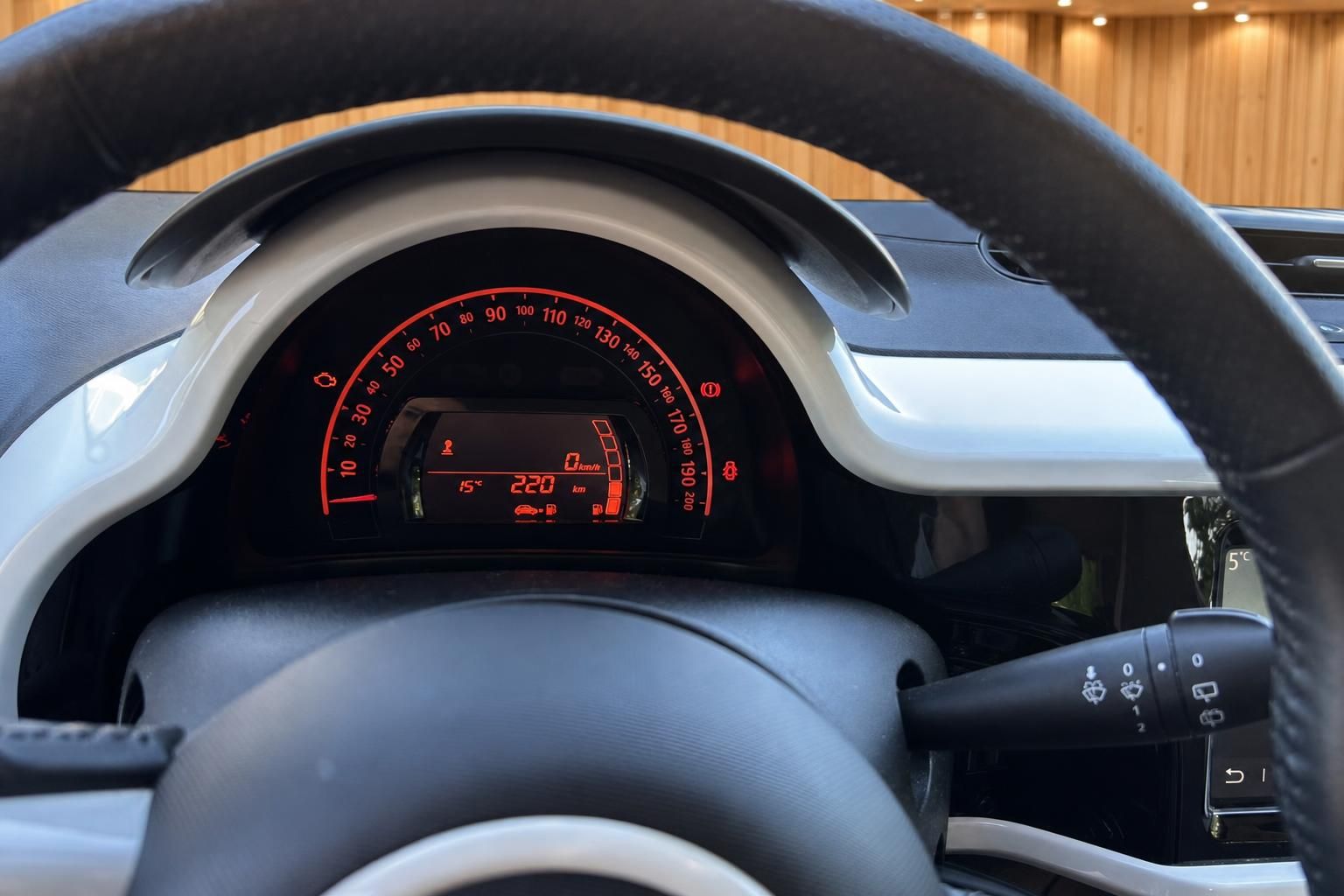 Renault Twingo Cockpit – beleuchtetes Kombiinstrument mit Tachometer und Bordcomputer