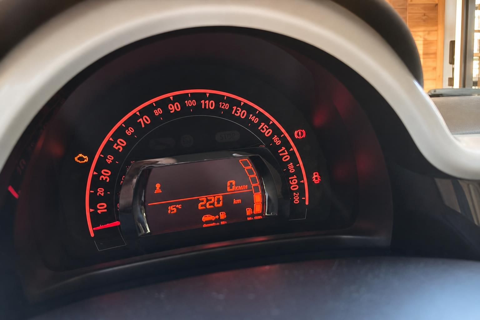 Renault Twingo Tacho Nahaufnahme – roter Drehzahlmesser mit 220 km Tageskilometerzähler