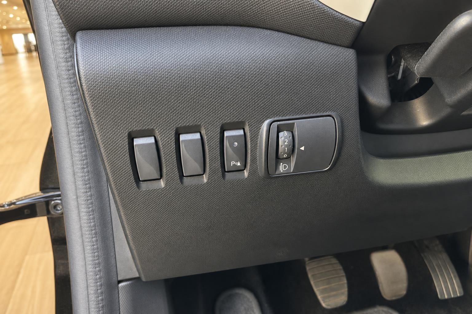 Renault Twingo Fahrertür Schalterblock – Fensterheber, Parksensor und Scheinwerferregelung