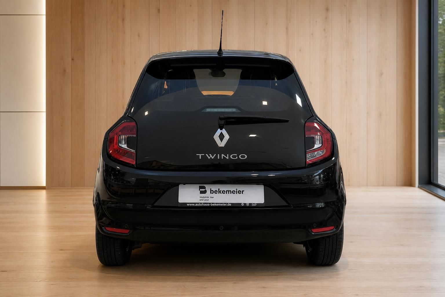 Renault Twingo schwarz Heckansicht im Autohaus – Kleinwagen kaufen