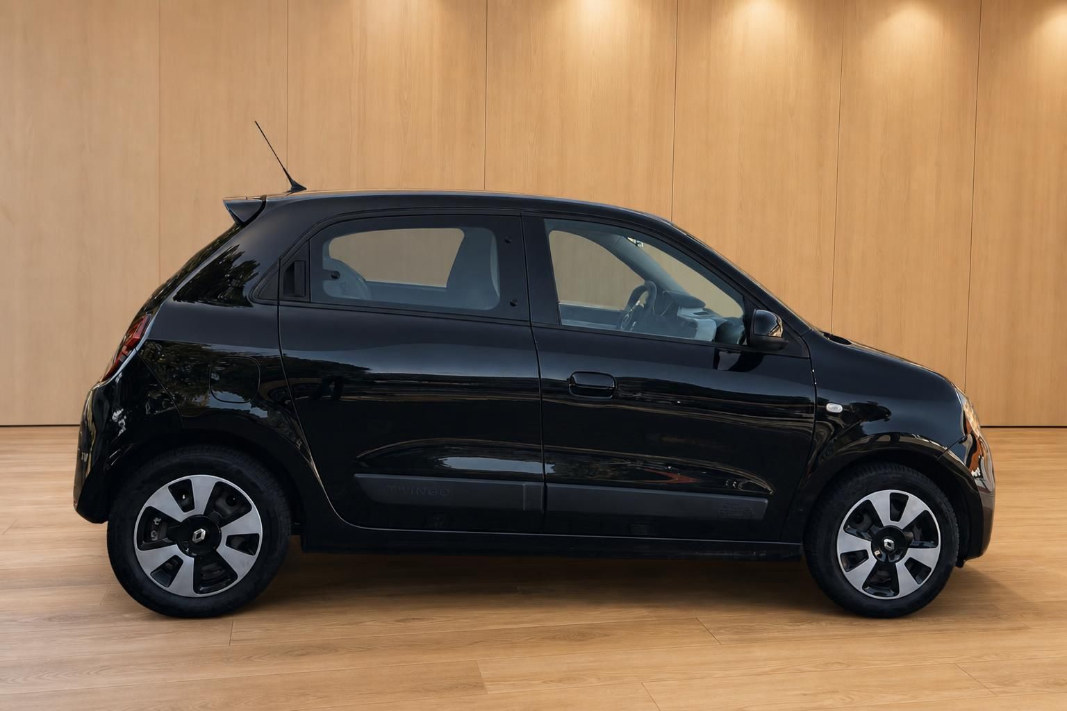 Renault Twingo schwarz Seitenansicht im Autohaus