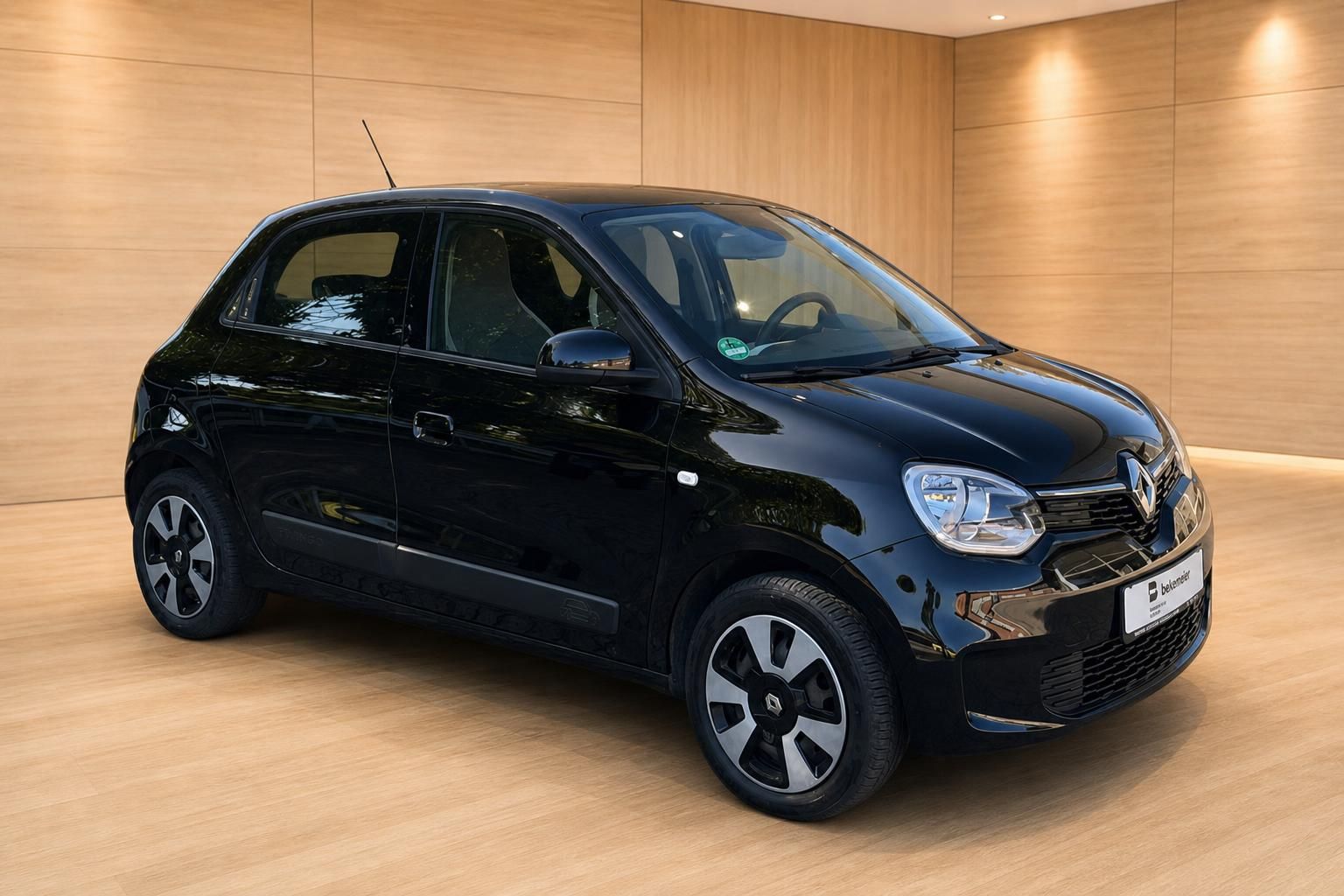 Renault Twingo schwarz Schrägansicht vorne links im Autohaus