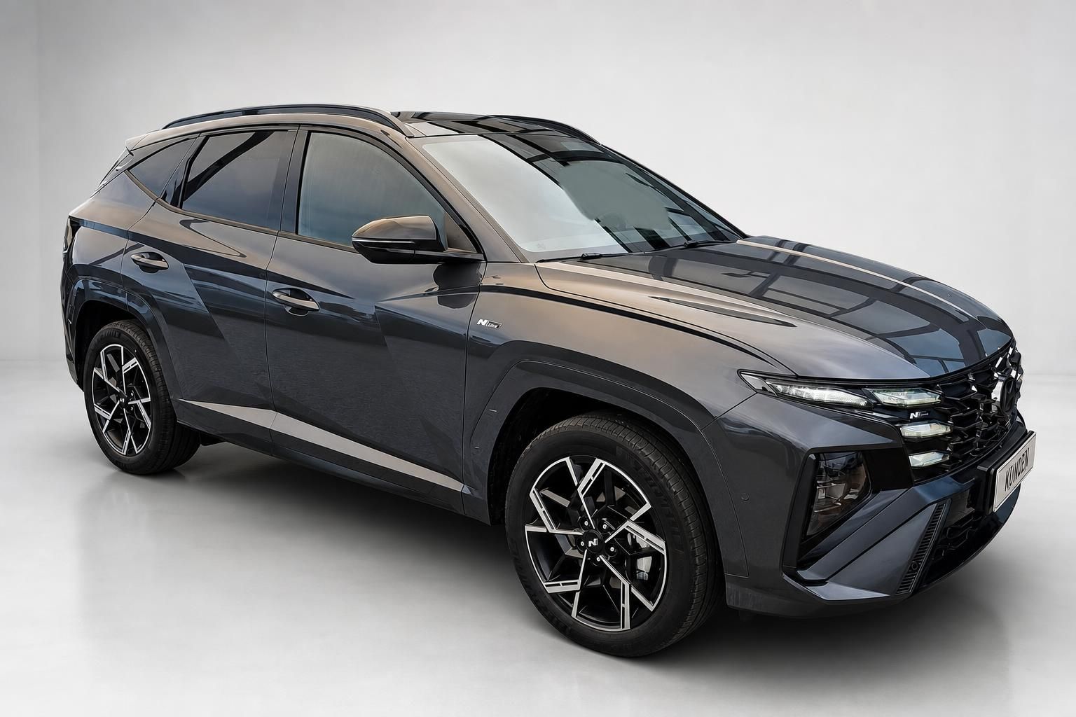 Hyundai Tucson N Line SUV Anthrazit, Frontansicht schraeg im Studio