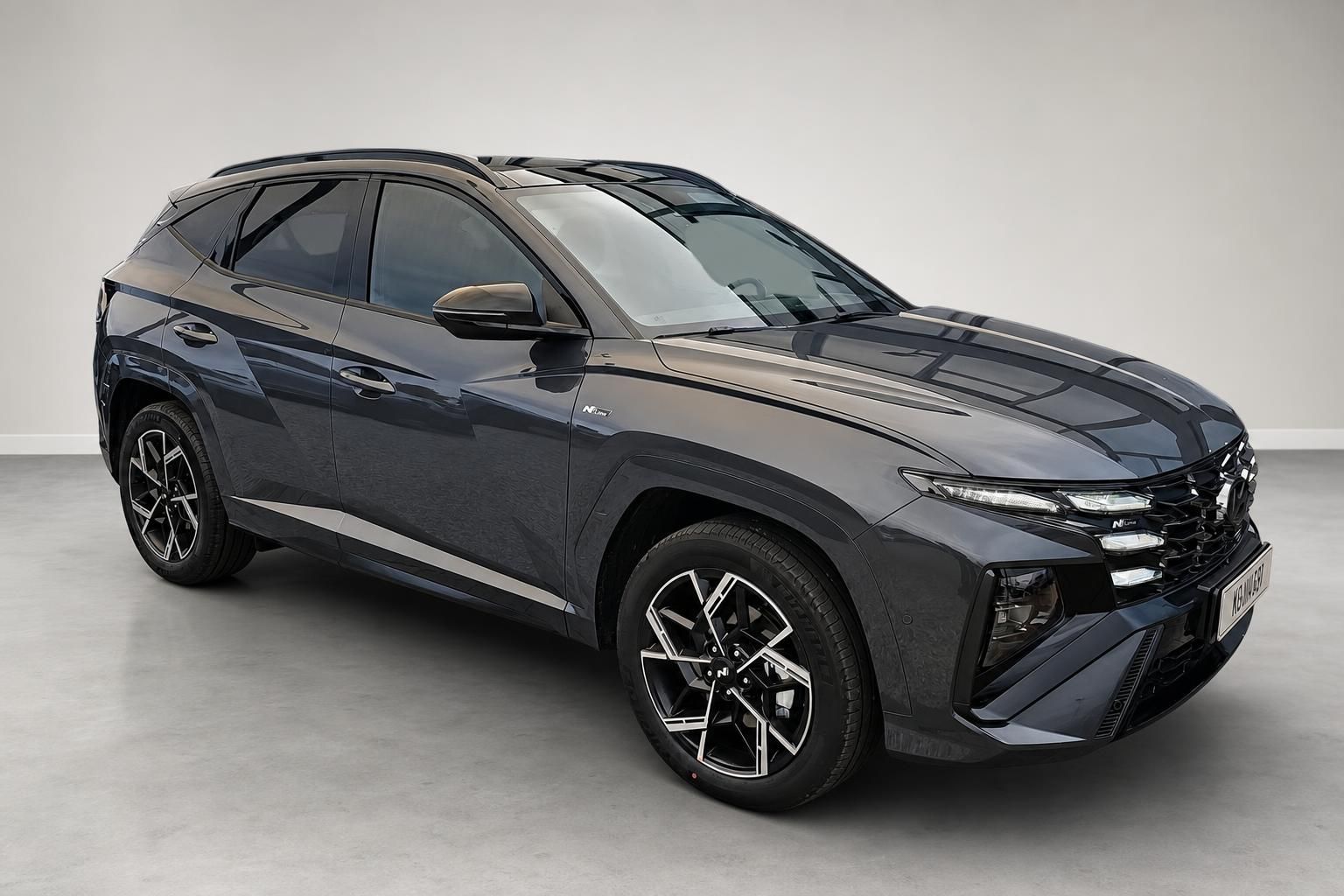 Hyundai Tucson N Line SUV Grau, Frontansicht schraeg im Studio