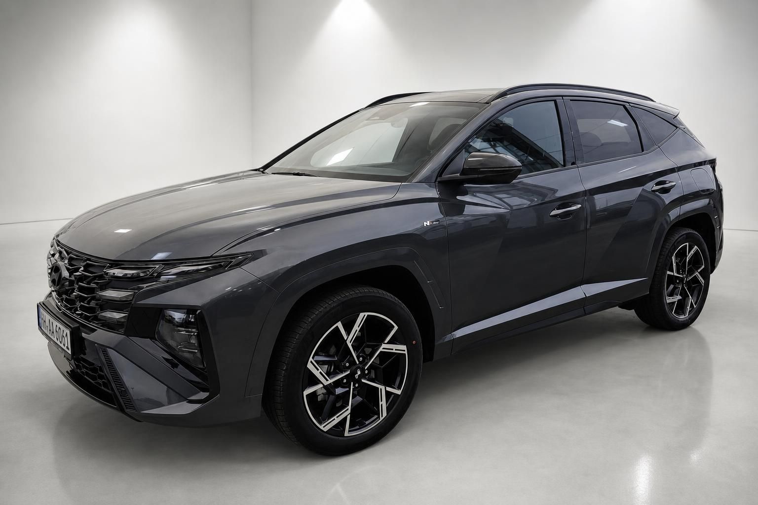 Hyundai Tucson N Line SUV in Grau, Frontansicht schraeg Studio