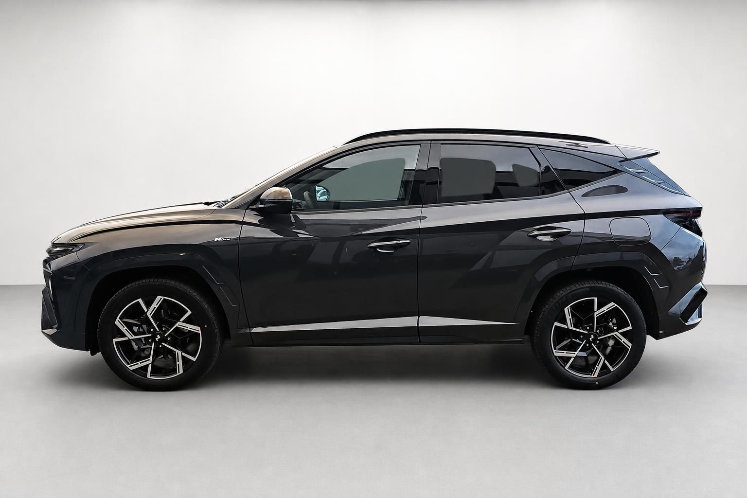 Hyundai Tucson N Line SUV in Schwarz, Seitenansicht im Studio