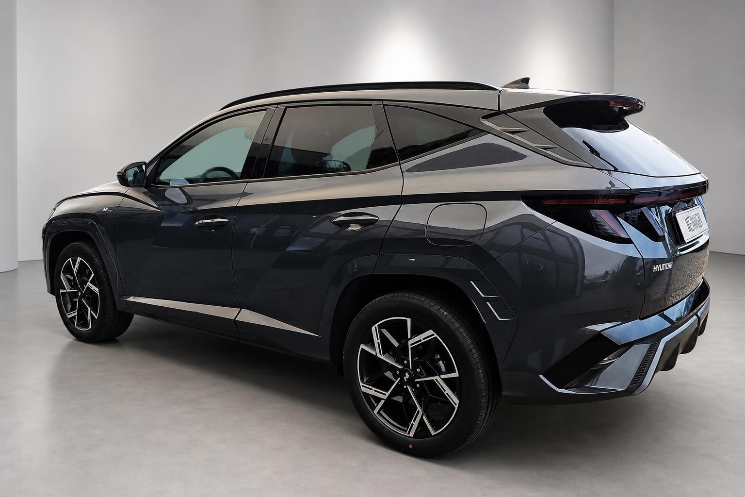 Hyundai Tucson N Line in Grau, Heckansicht seitlich im Studio
