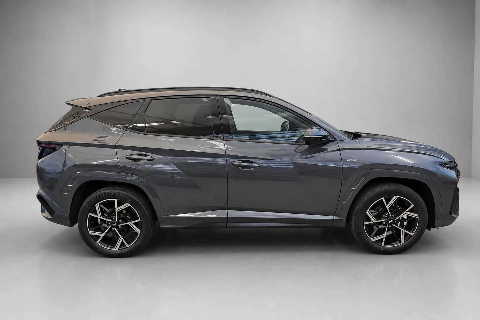 Hyundai Tucson N Line in Grau, Seitenansicht im Fotostudio