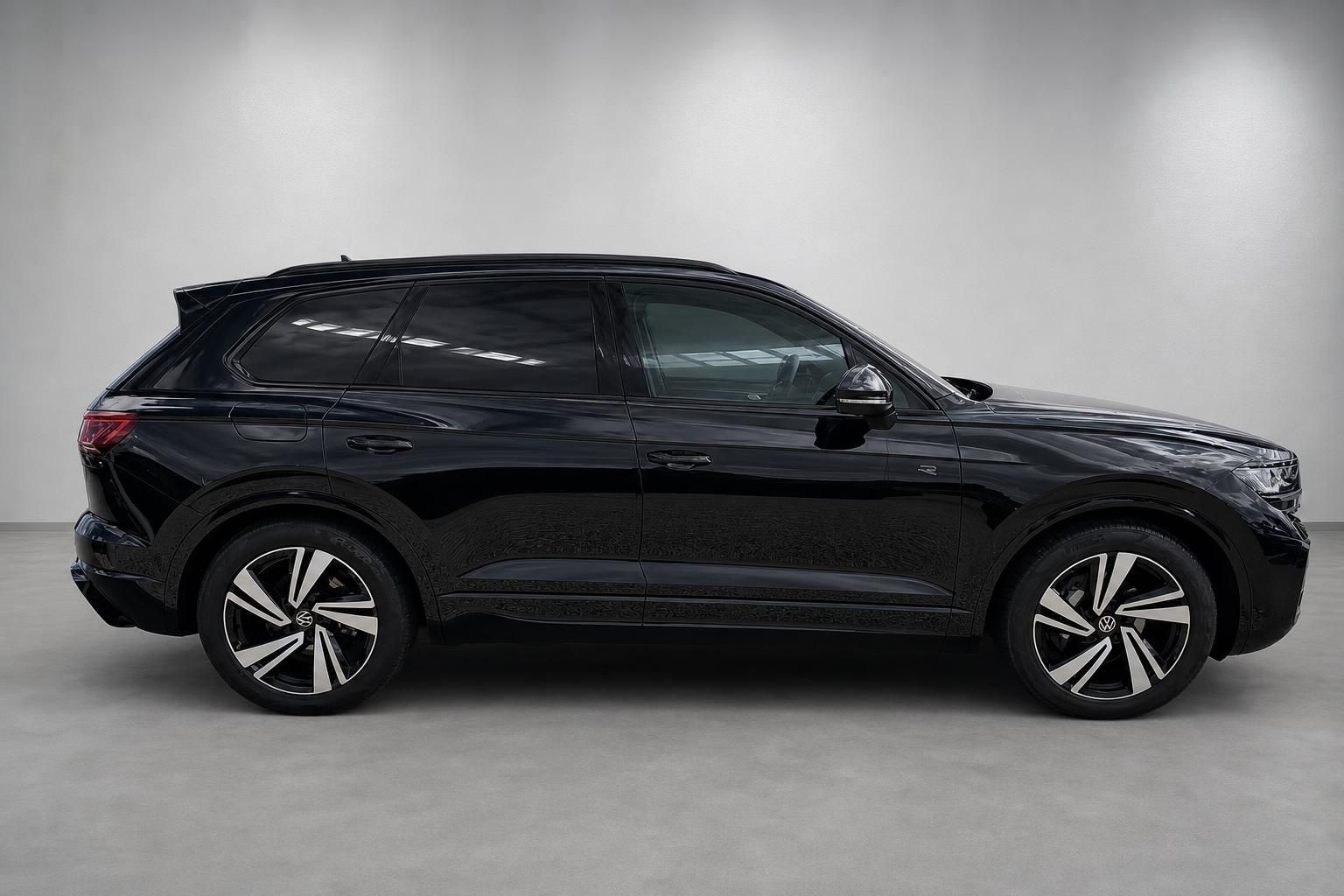 VW Touareg schwarz Seitenansicht mit sportlichen Alufelgen